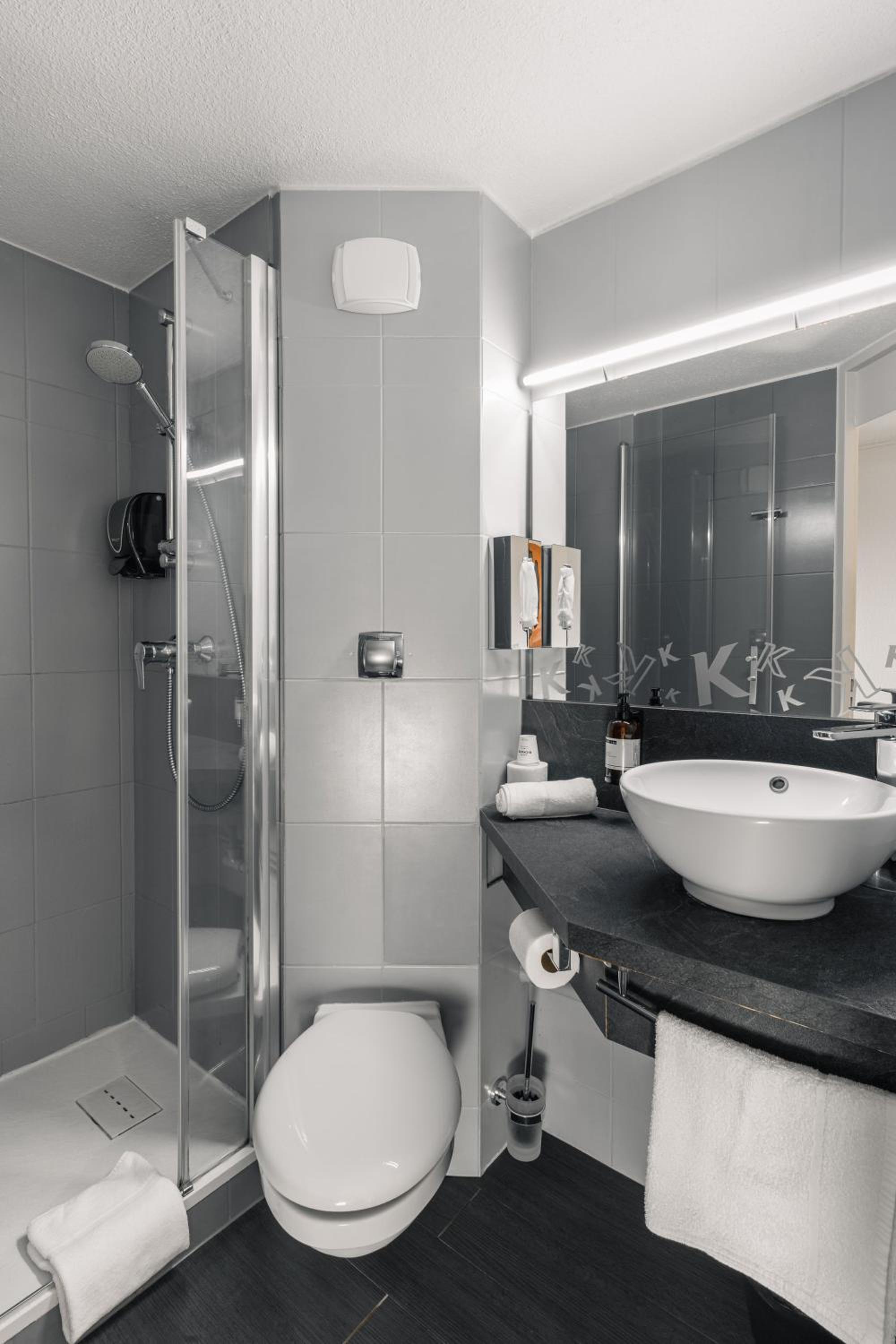 Quadruple Room with One Double Bed and Two Single Beds - Photo 2