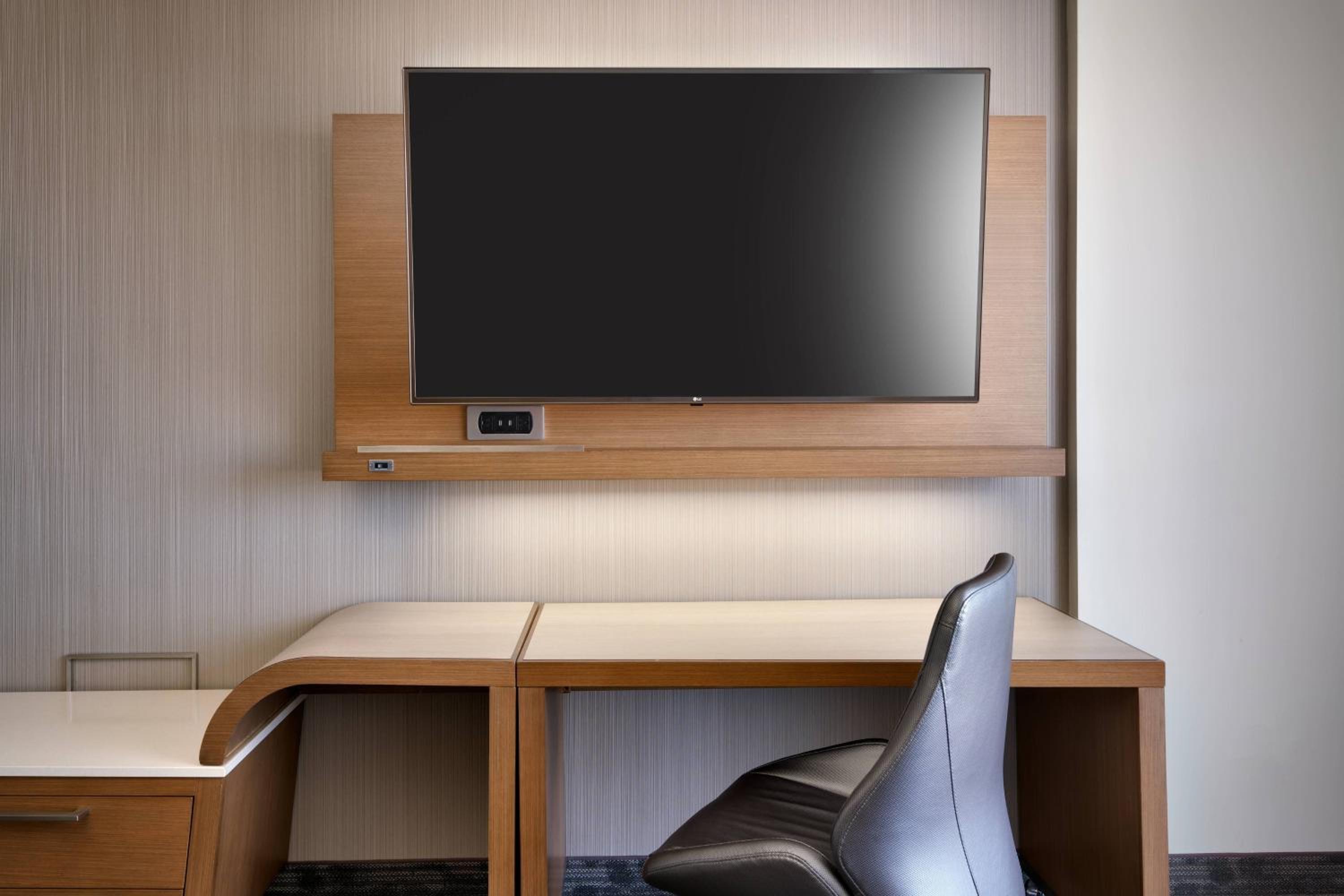 One-Bedroom King Suite with Roll-In Shower, Bathtub and Sofa Bed - Mobility Access photo 1
