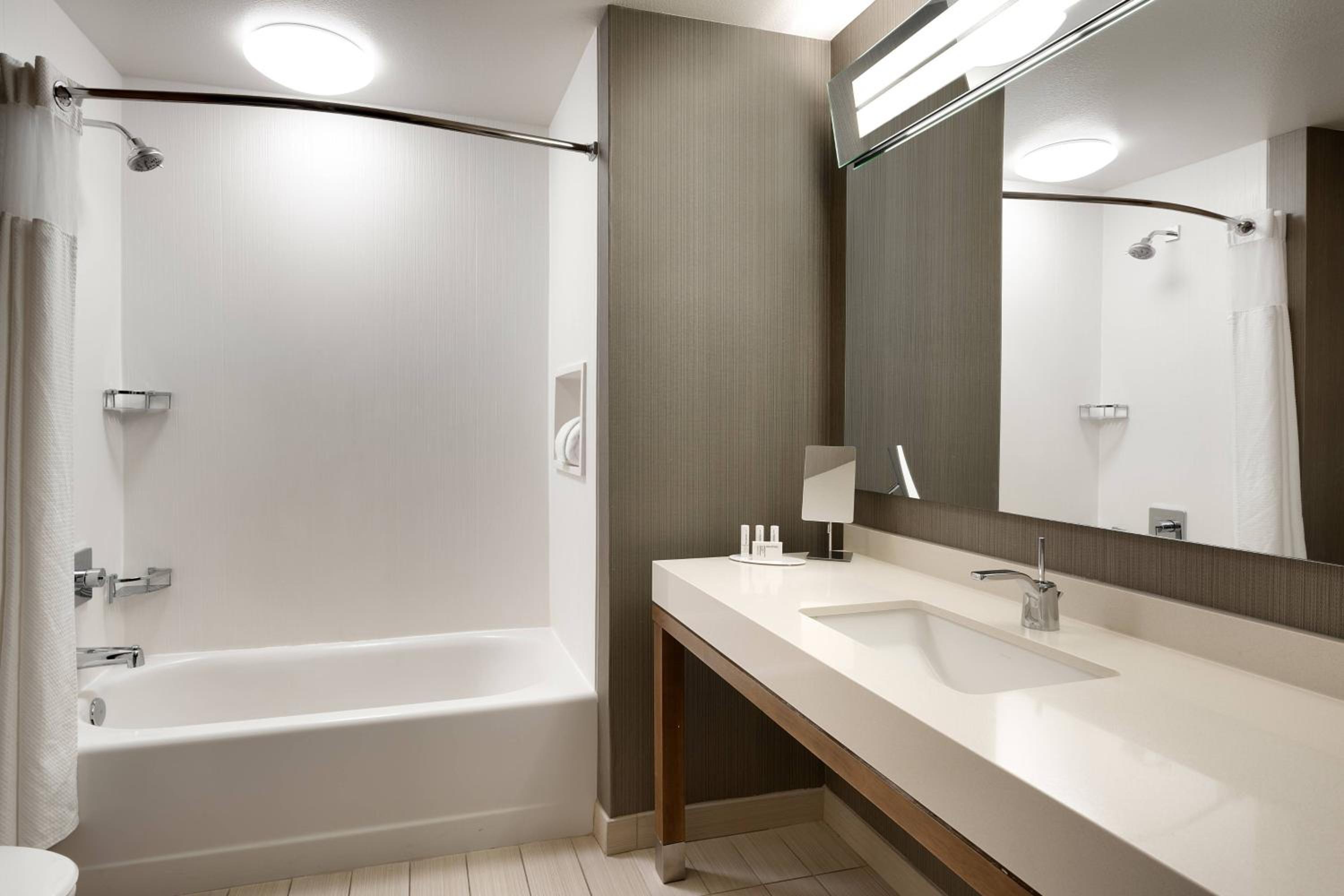 Queen Room with Two Queen Beds and Roll-In Shower - Mobility Access photo 3