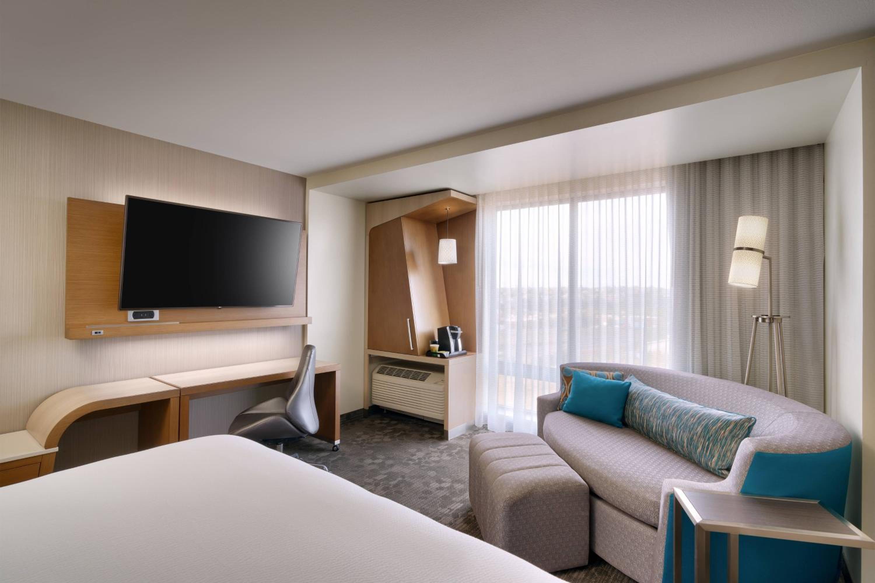 King Room with Sofa Bed - Hearing Accessible photo 2