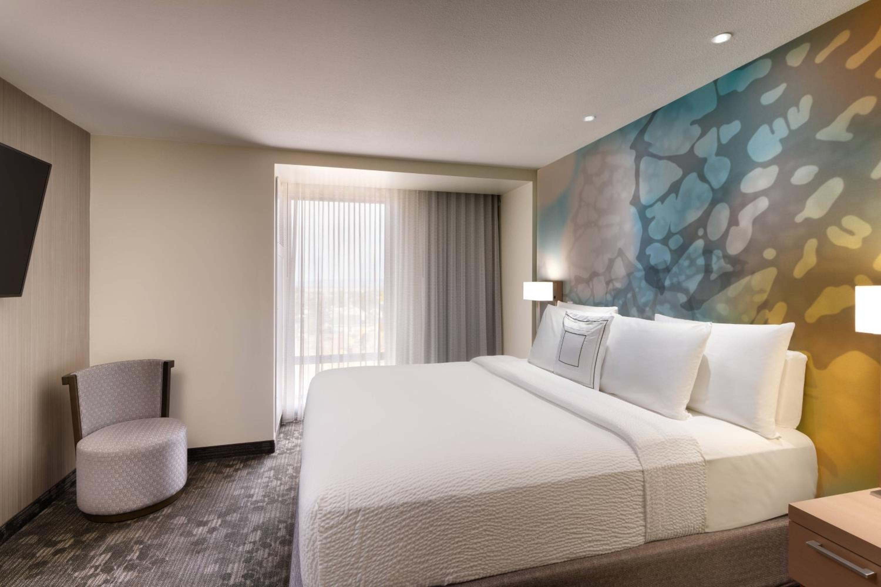 One-Bedroom King Suite with Roll-In Shower, Bathtub and Sofa Bed - Mobility Access photo 3