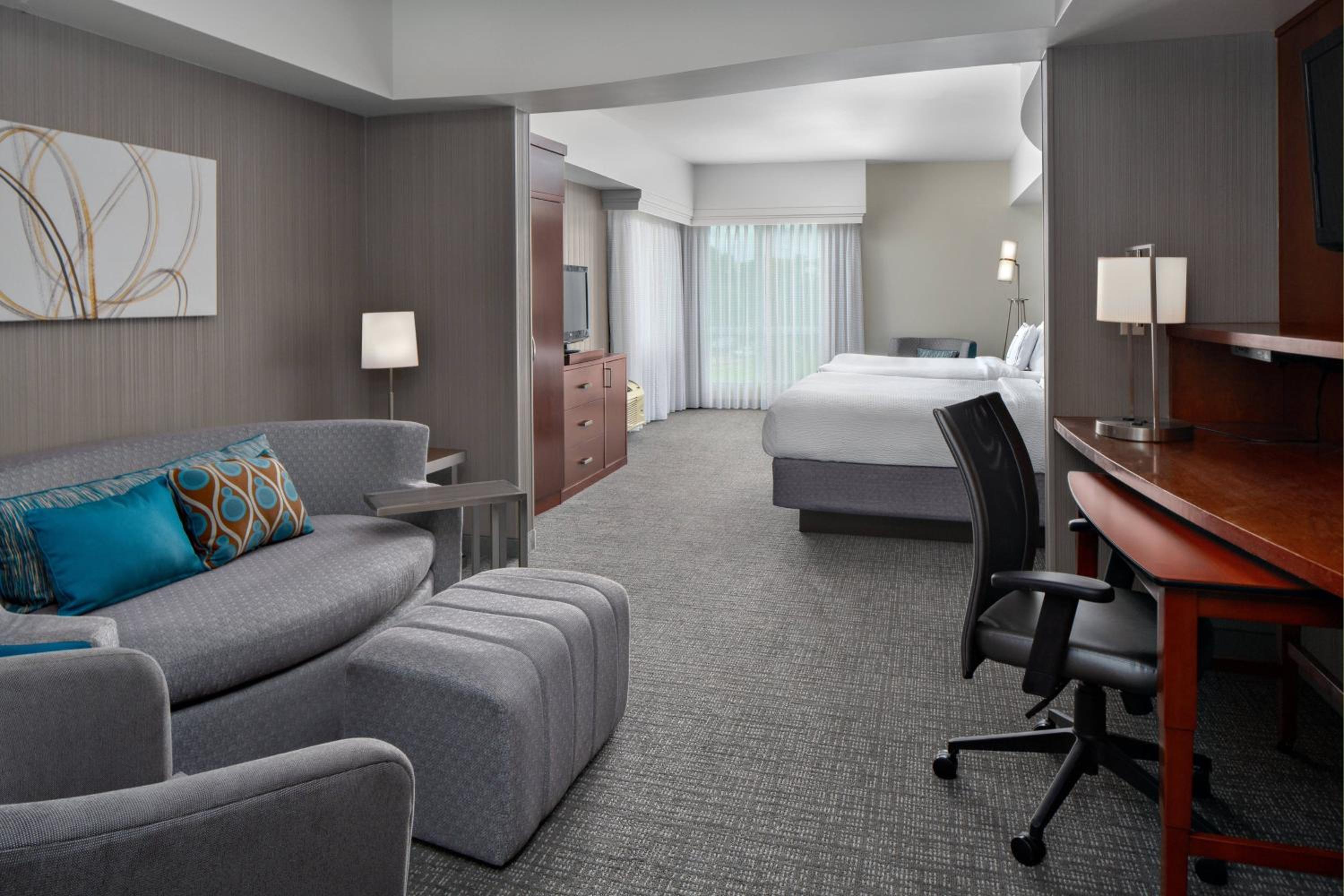 One-Bedroom Suite with Two Queen Beds and Sofa Bed - Photo 5