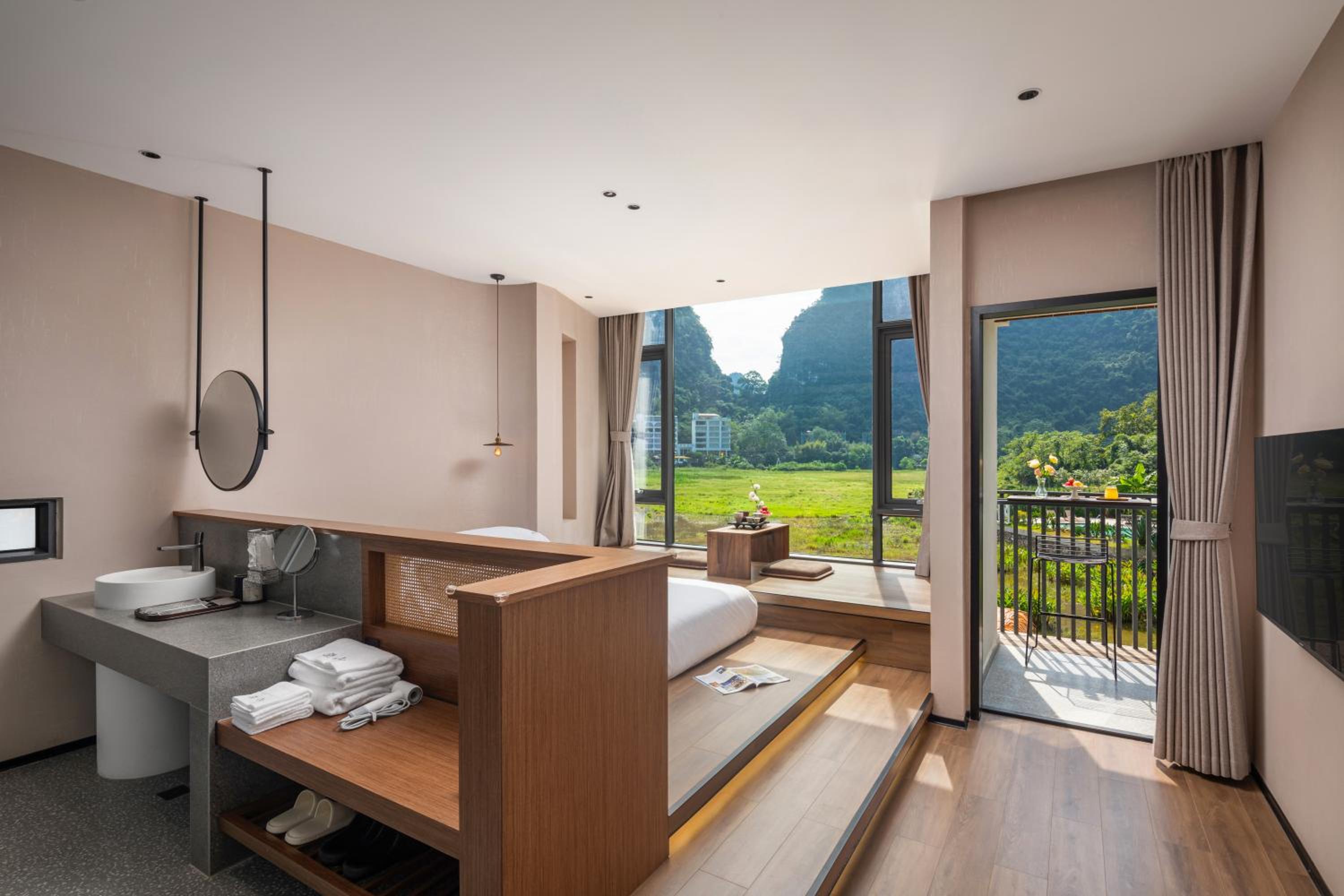 Balcony Tatami Queen Bed photo 2