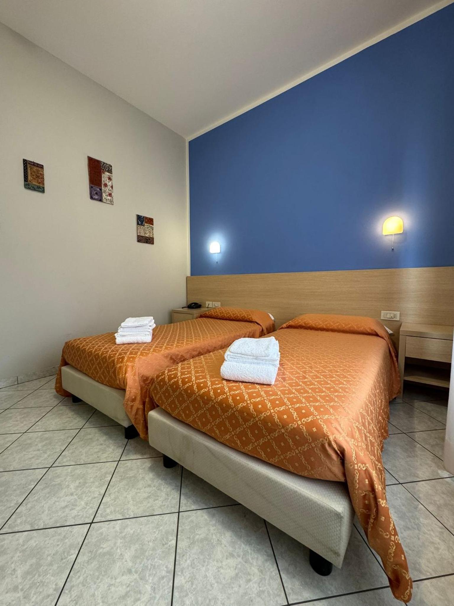 Twin Room - Photo 10