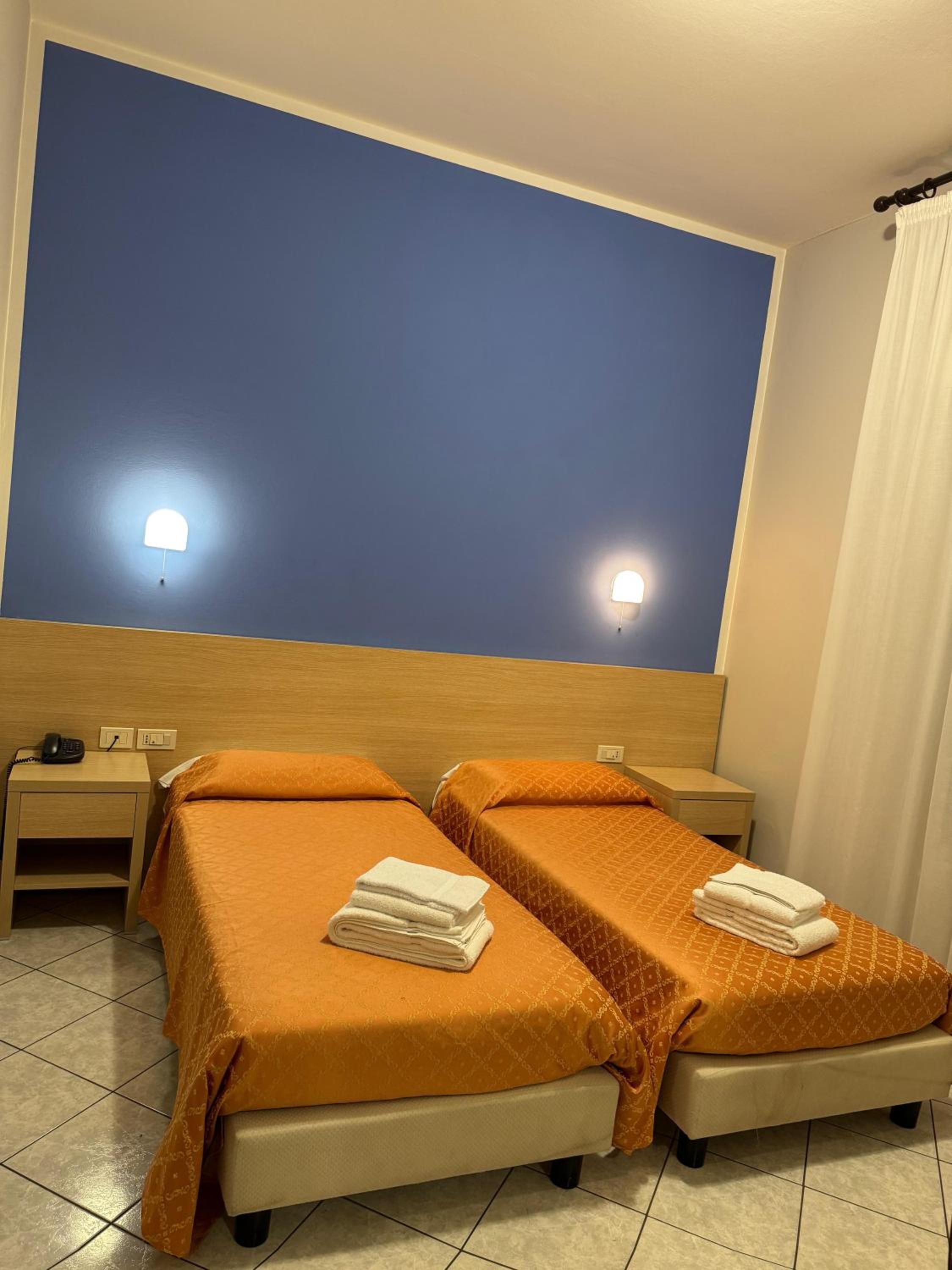 Twin Room - Photo 9