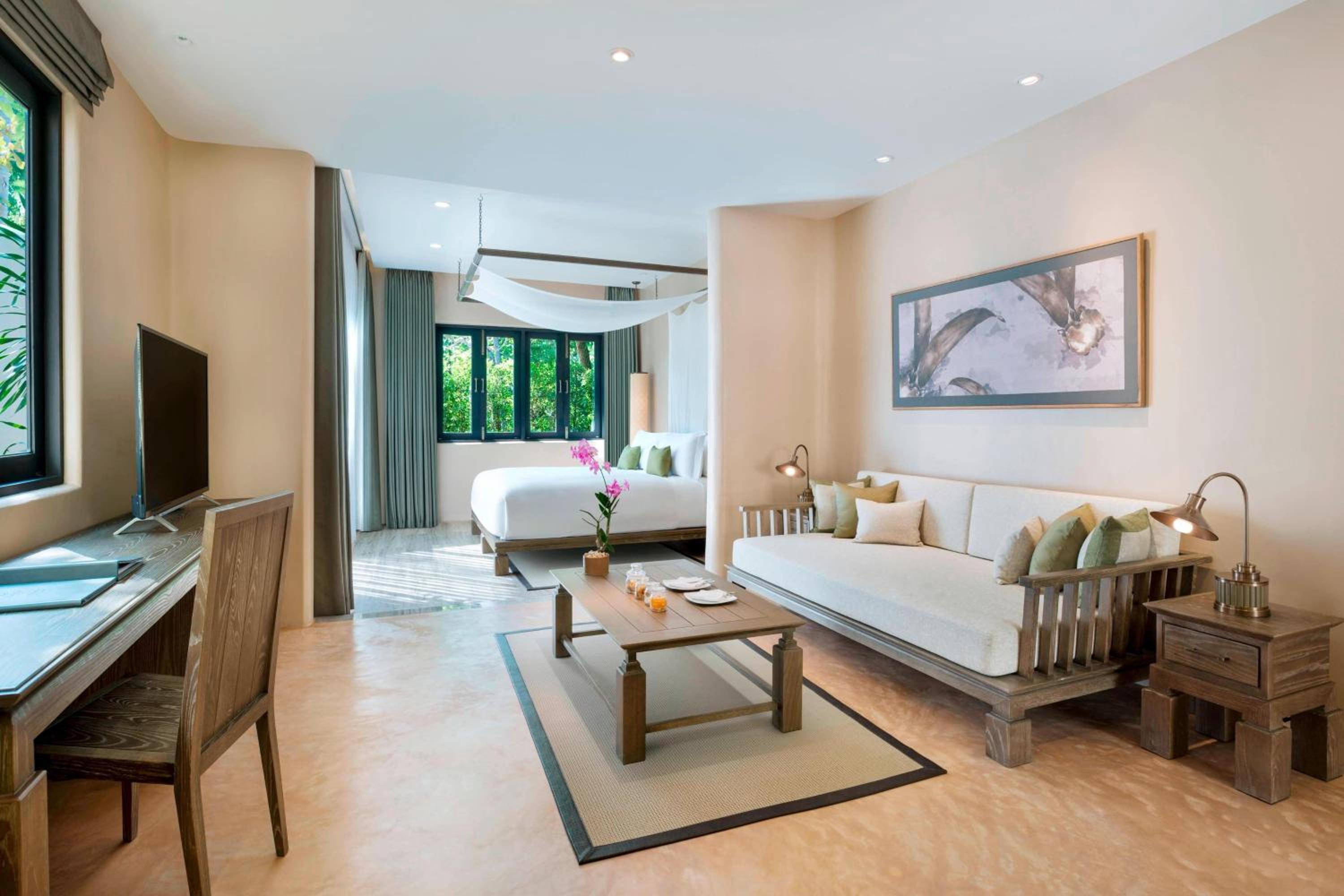 King Room with Sofa Bed - Photo 2