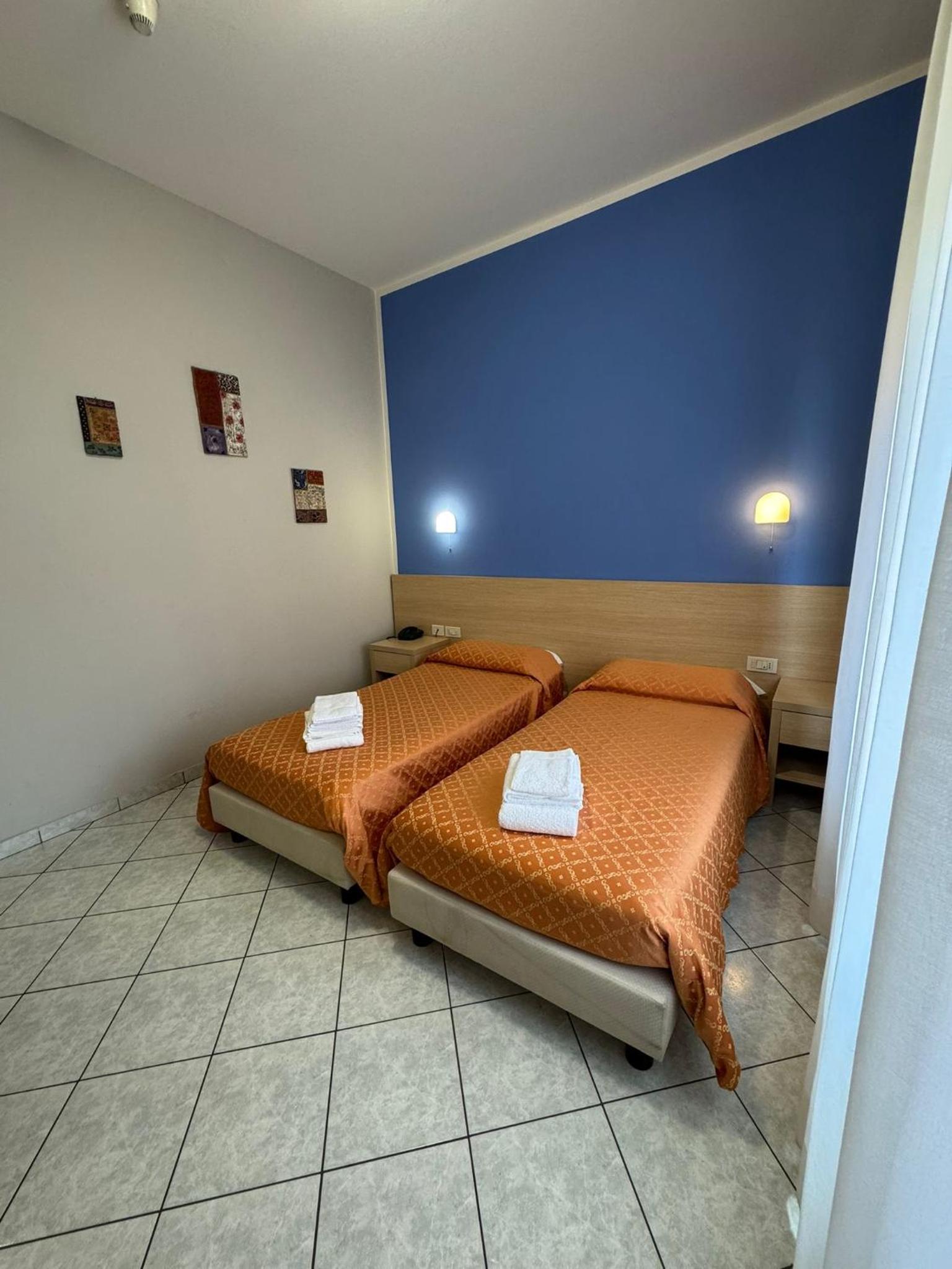 Twin Room - Photo 3