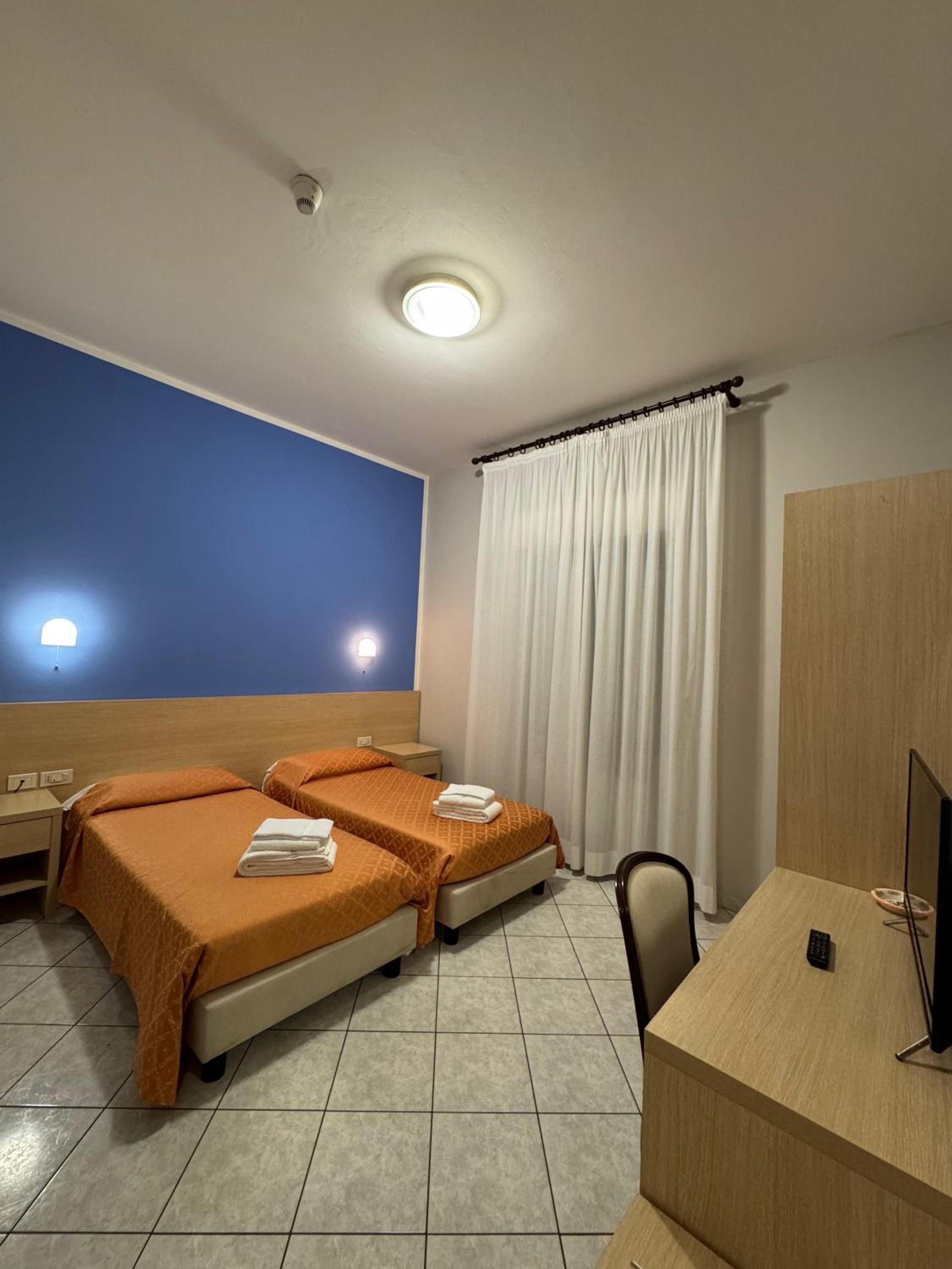 Twin Room - Photo 4