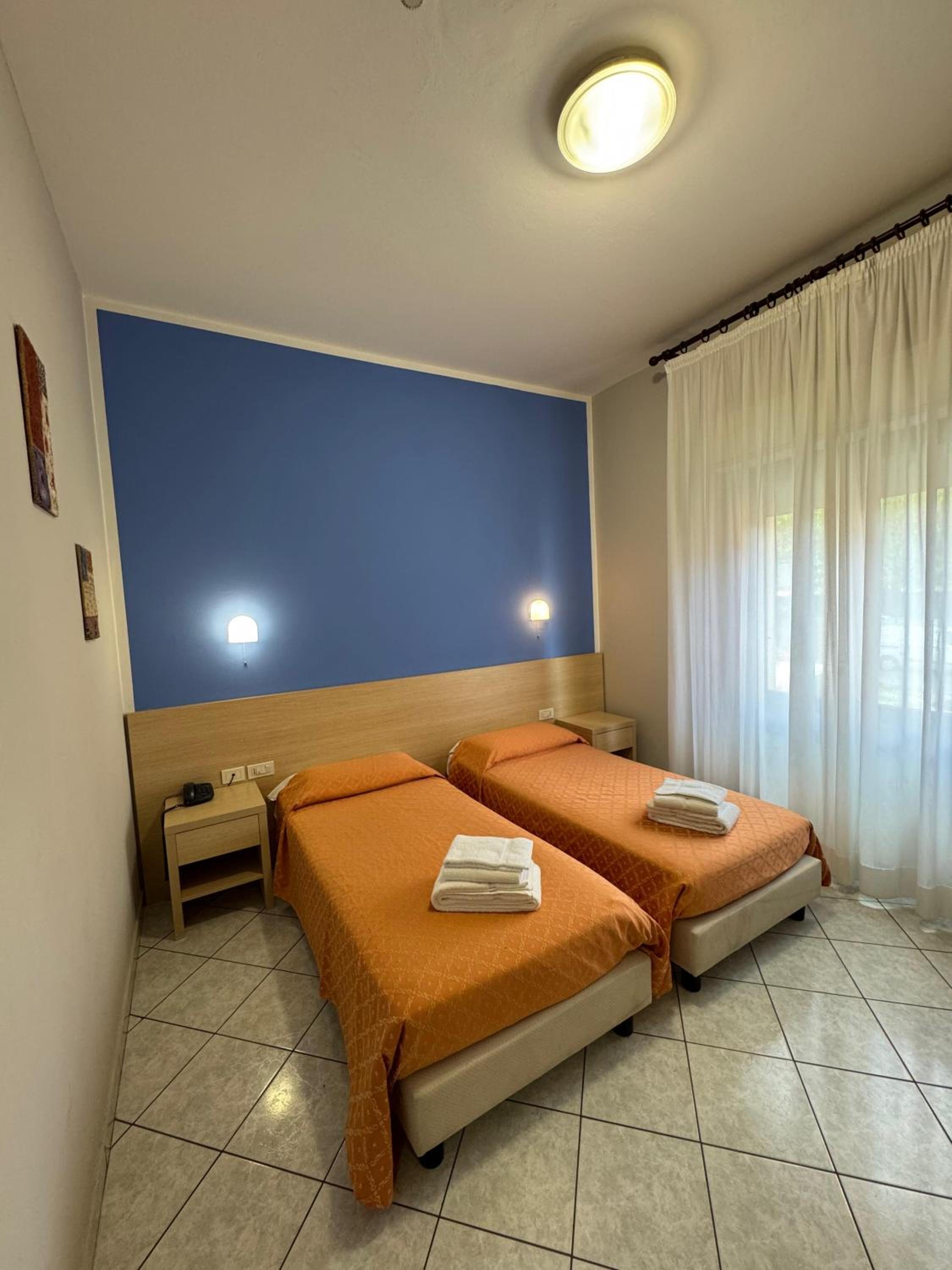 Twin Room - Photo 5