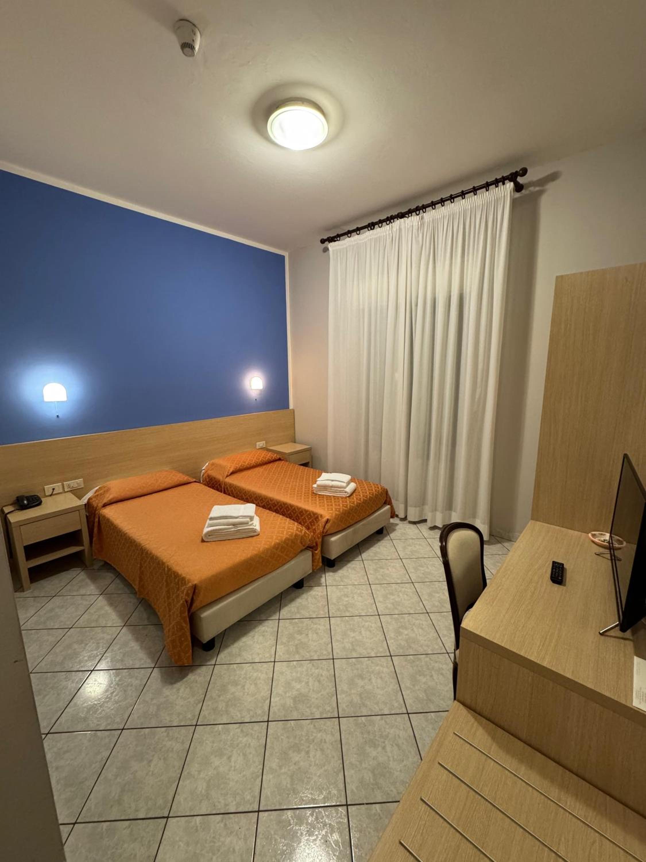 Twin Room - Photo 6