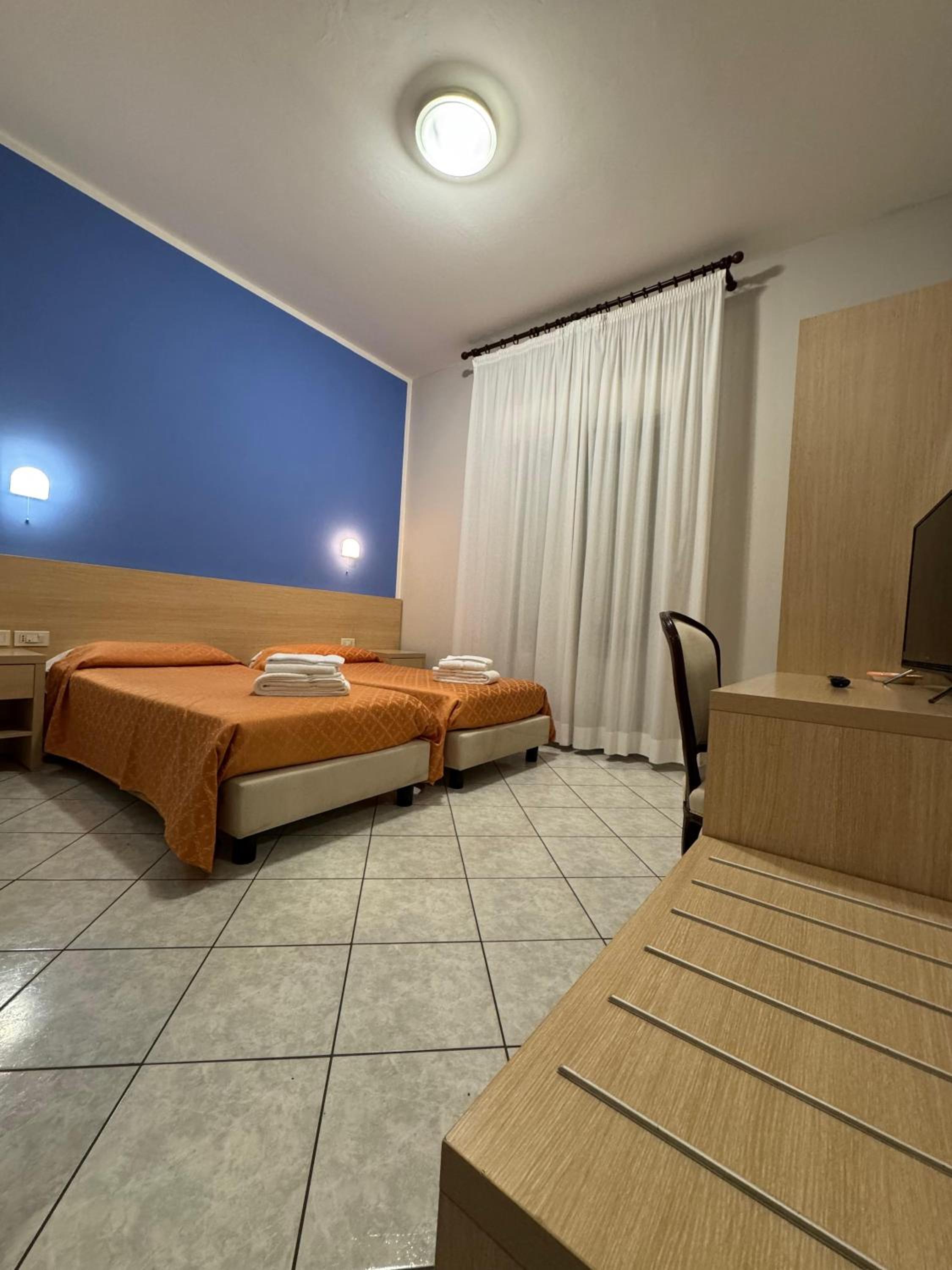 Twin Room - Photo 7
