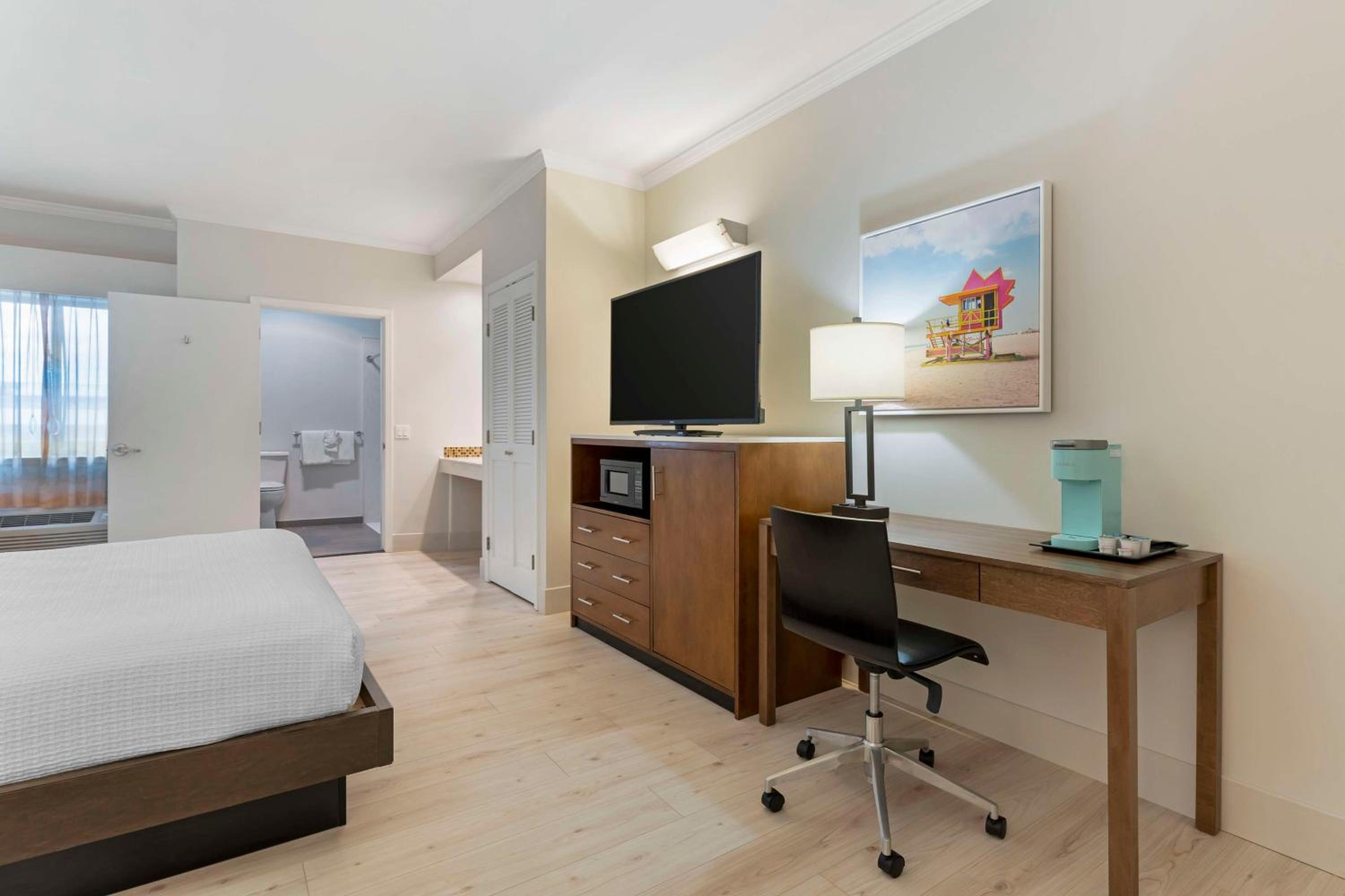 King Room with Roll-in Shower - Disability Access/Non-Smoking - Photo 2