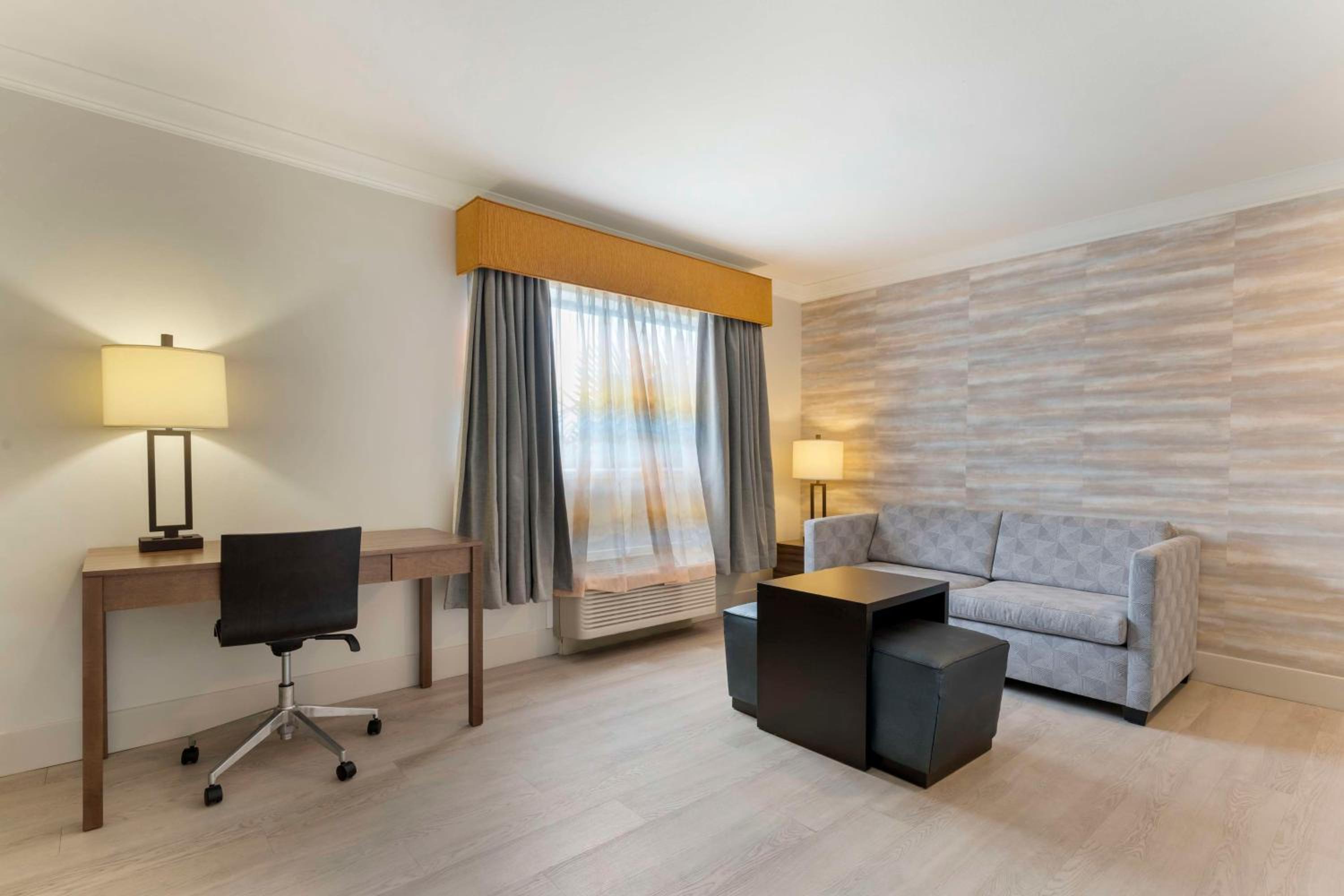 King Suite with Jetted Tub - Non-Smoking - Photo 1