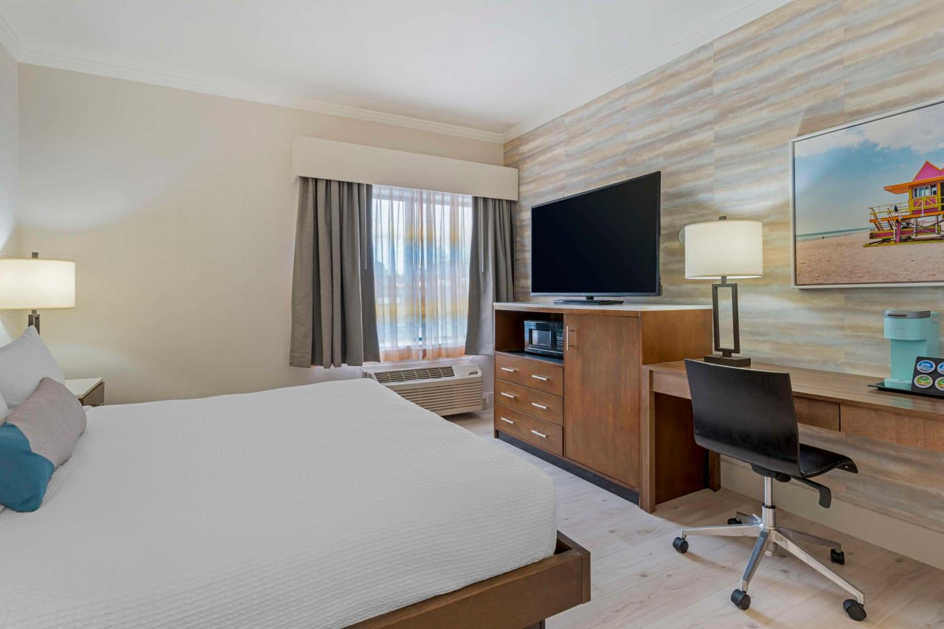 King Room with Sofa - Photo 4