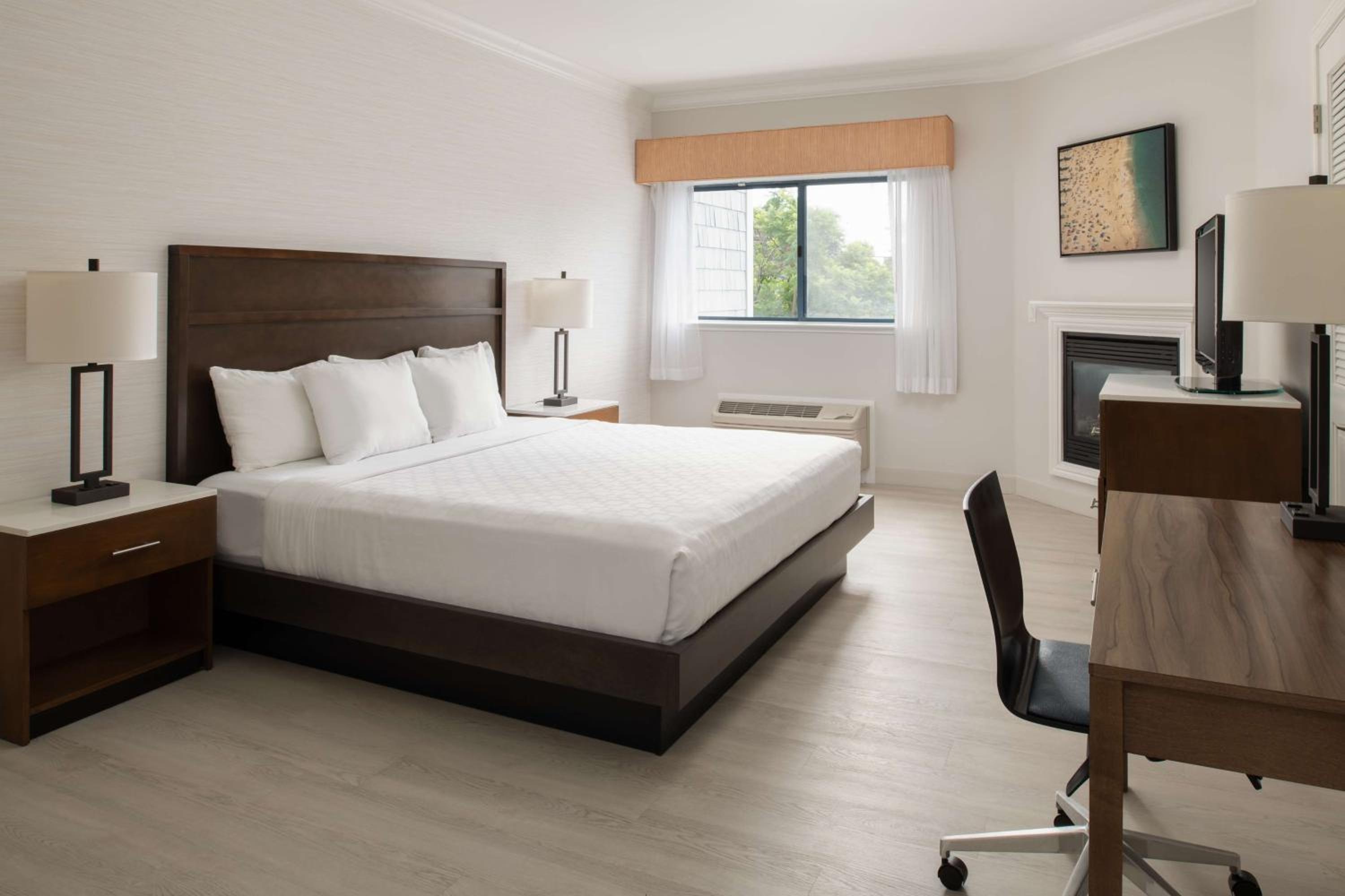 King Suite with Balcony - Non-Smoking