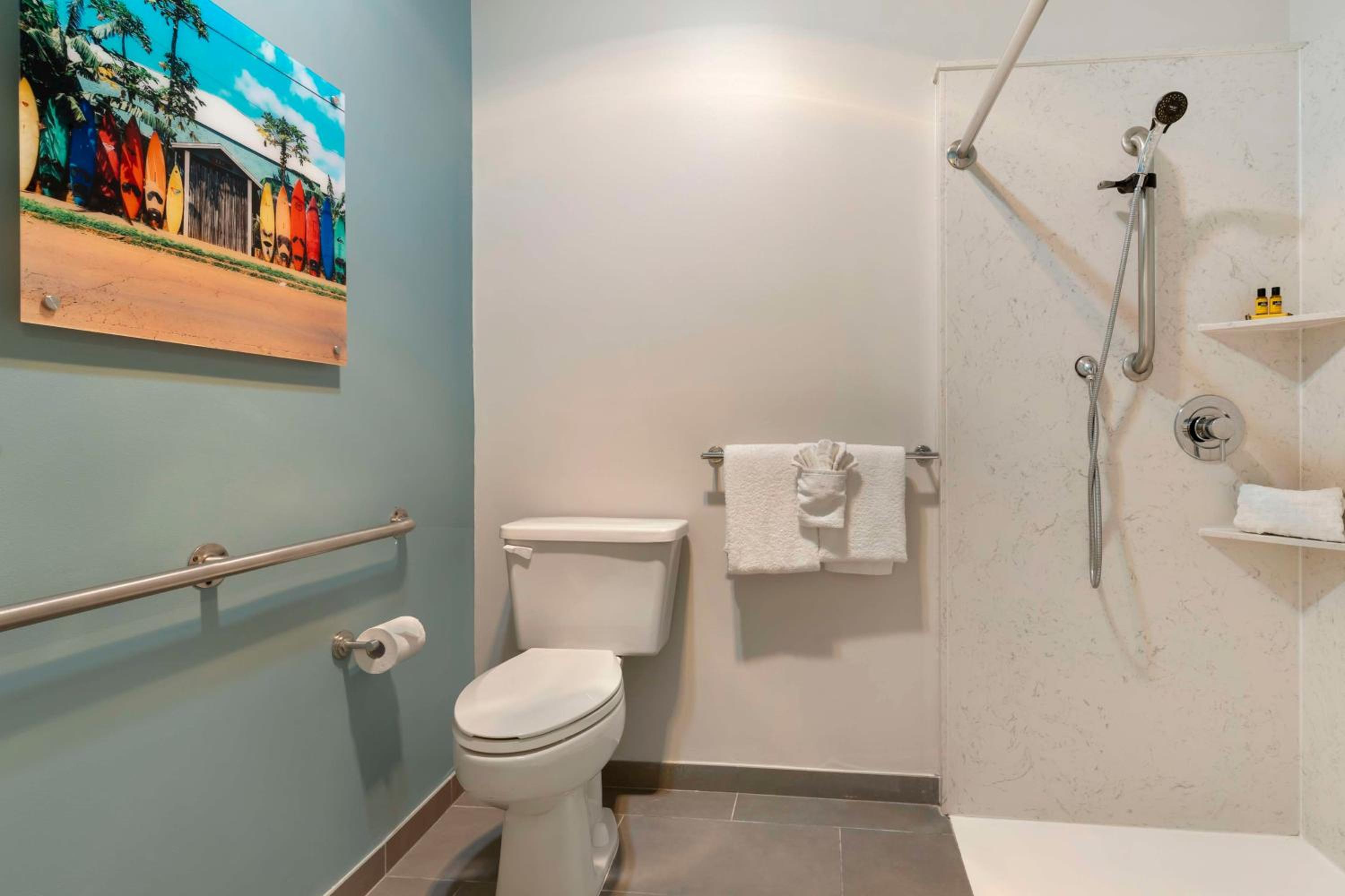 King Room with Roll-in Shower - Disability Access/Non-Smoking - Photo 3