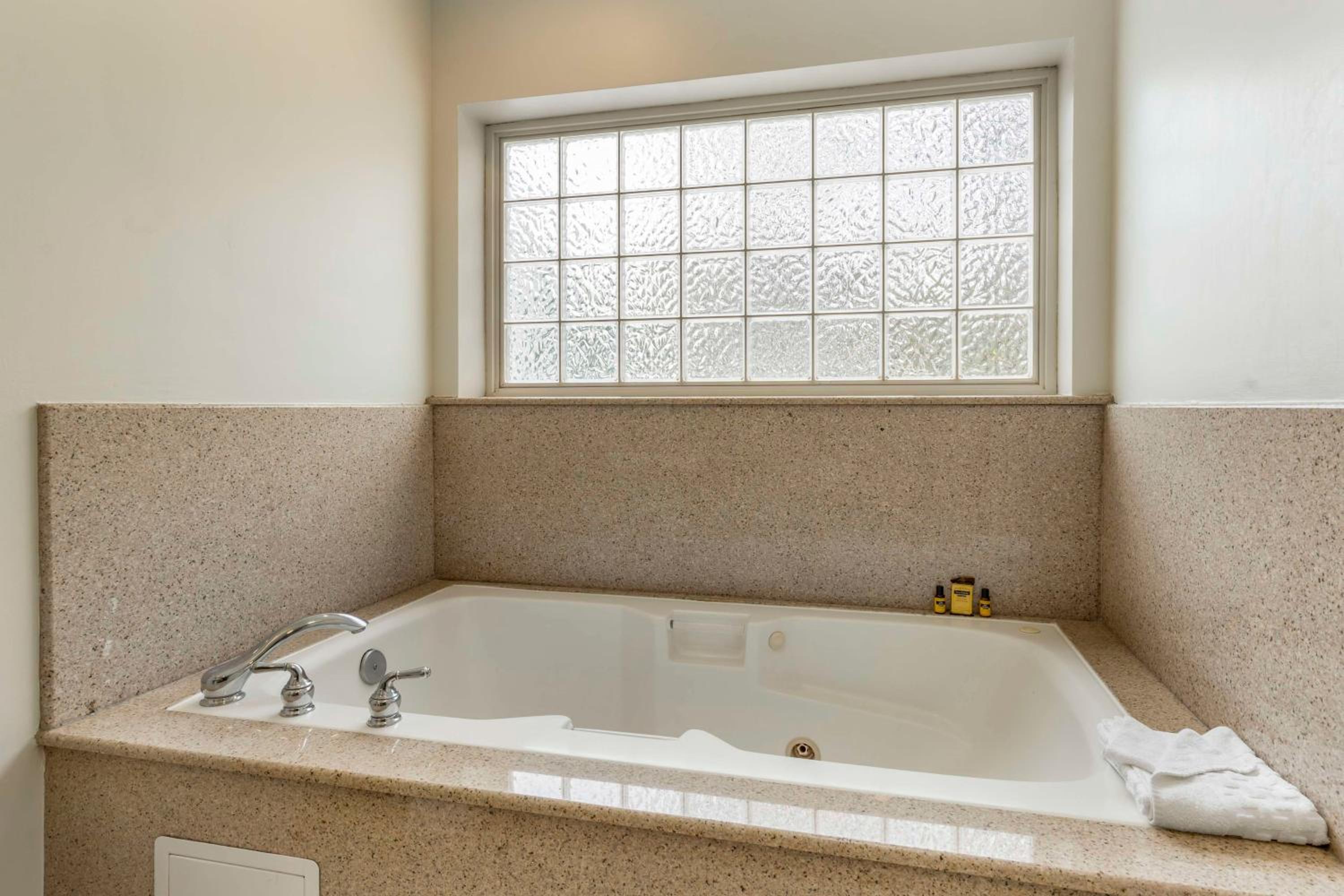 King Suite with Jetted Tub - Non-Smoking - Photo 3
