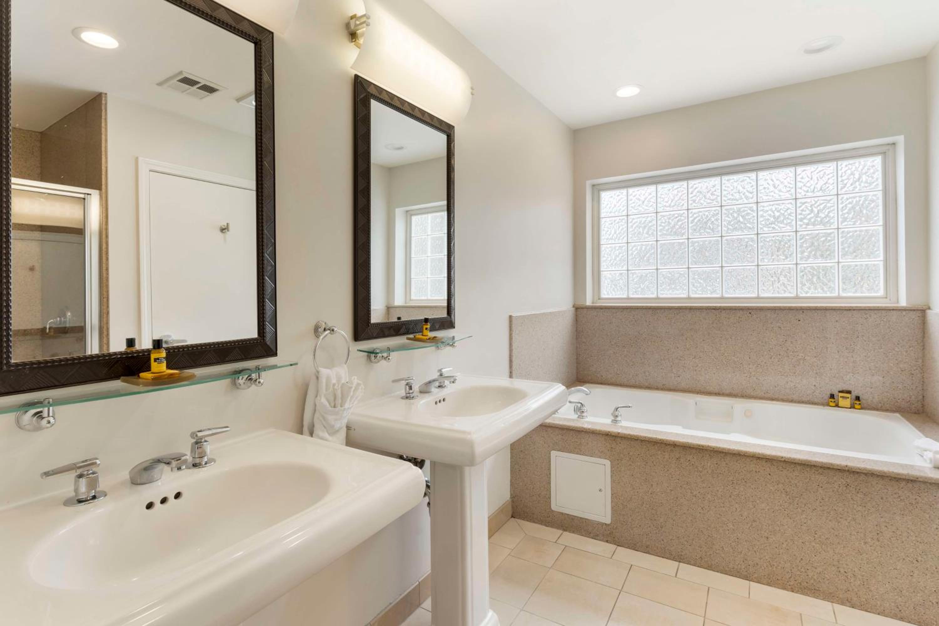 King Suite with Jetted Tub - Non-Smoking - Photo 4