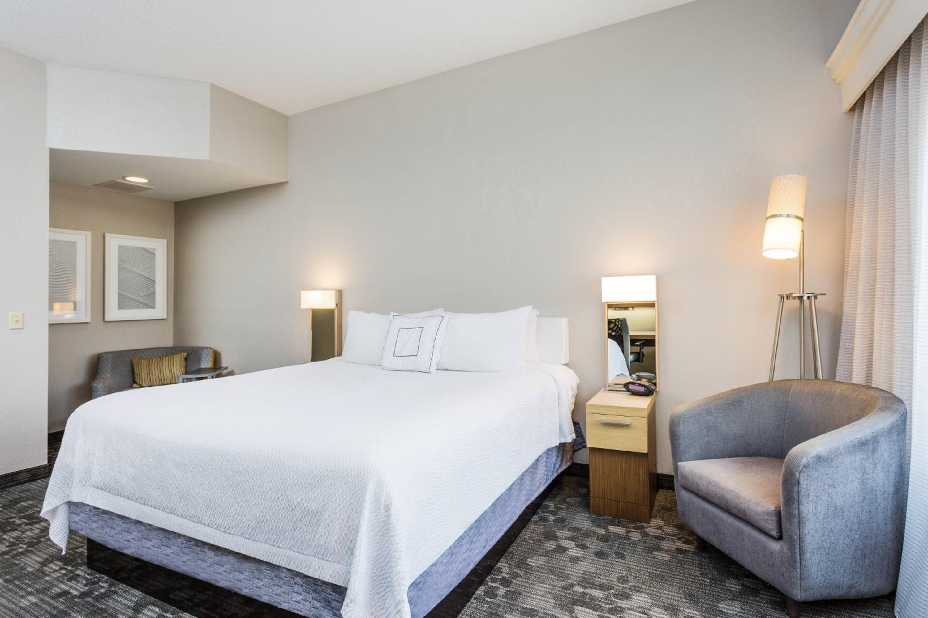 Guest Room, 1 King - Photo 2