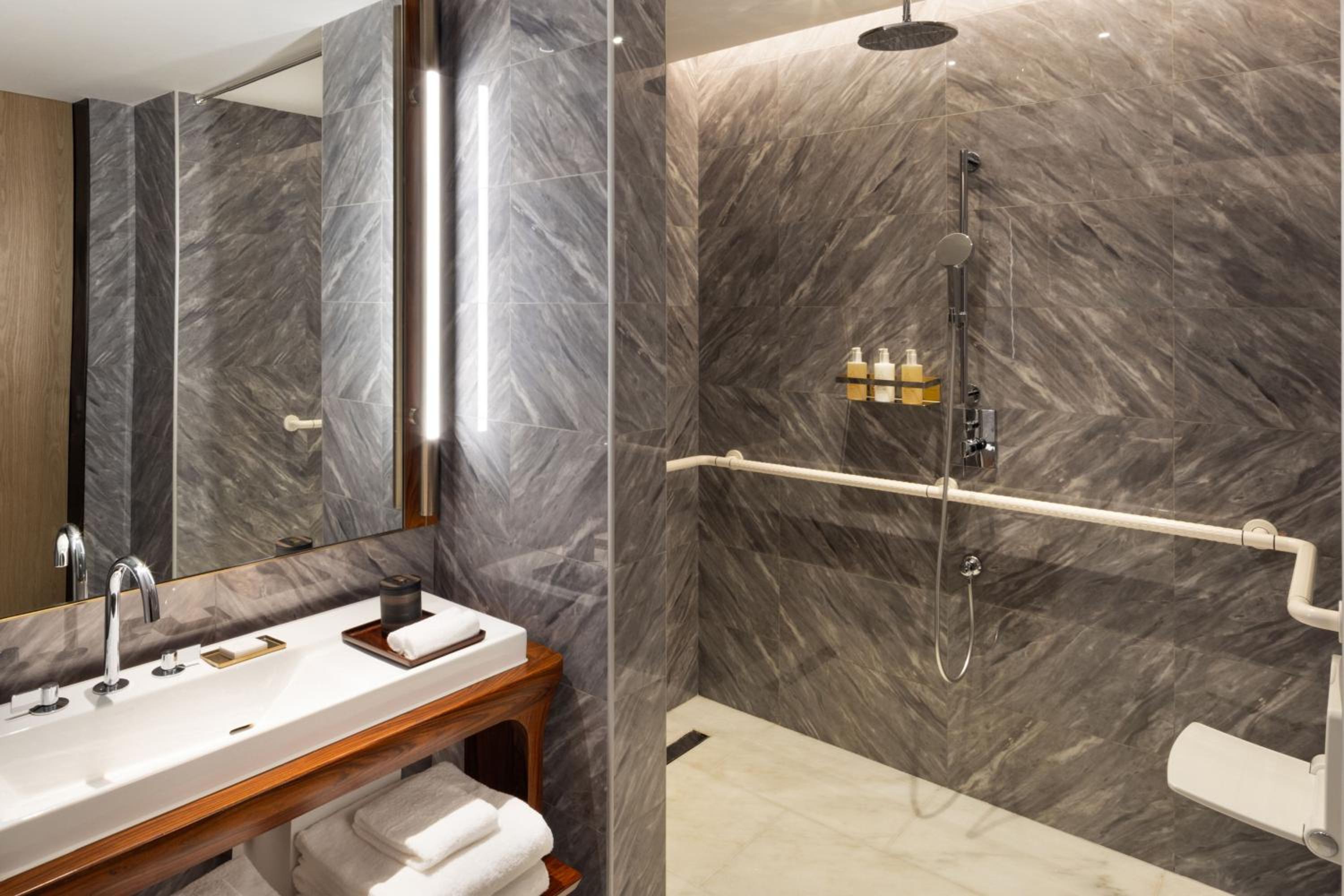 Standard King Room - Photo 7