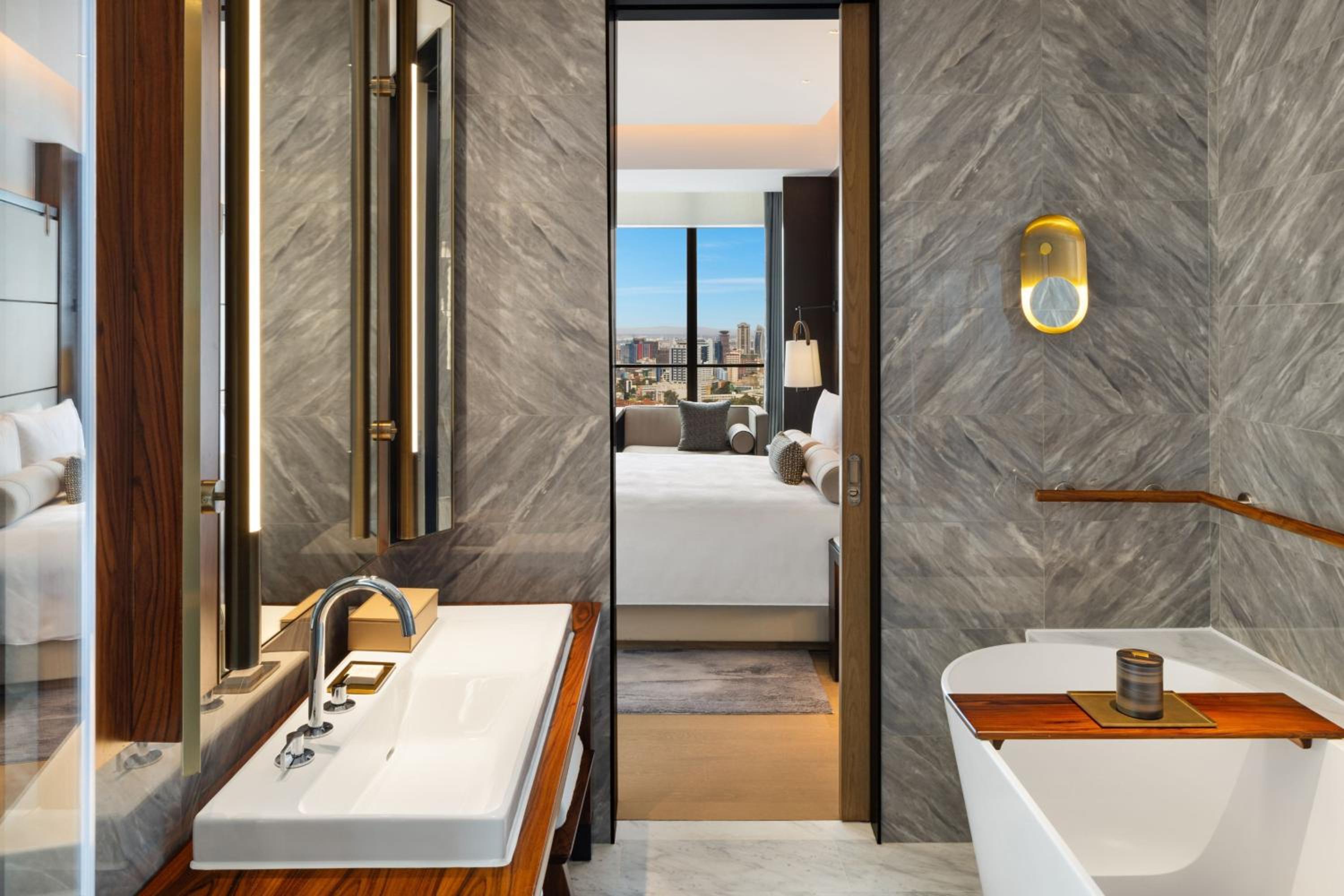 Standard King Room - Photo 8