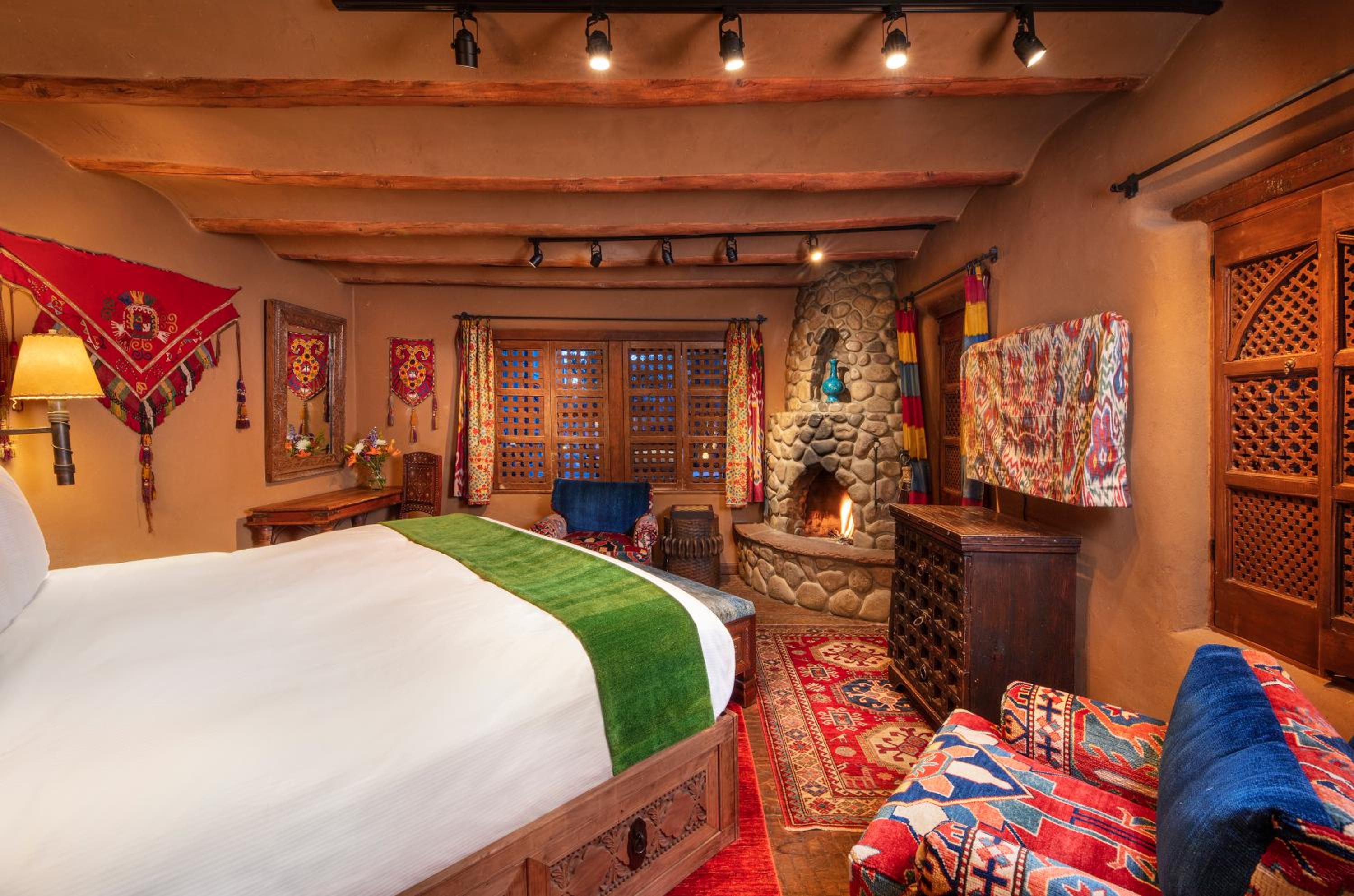 Deluxe King Room - Photo 1