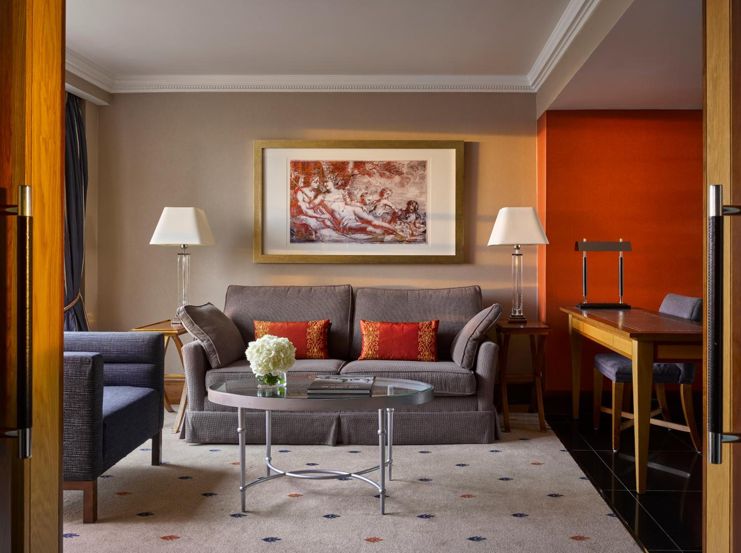 One-Bedroom Suite with Balcony photo 2