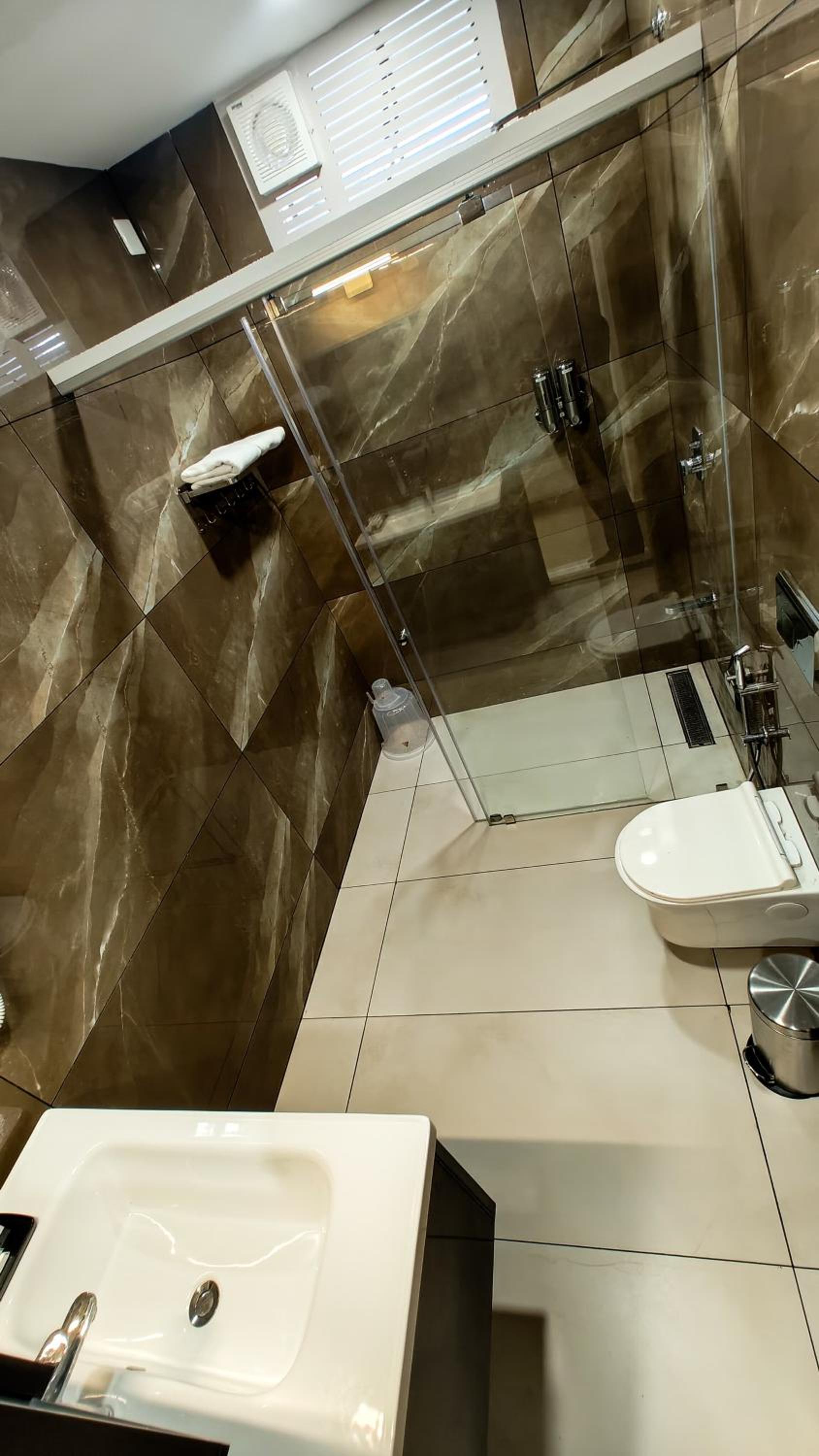 Deluxe Double Room (2 Adults + 1 Child) photo 3