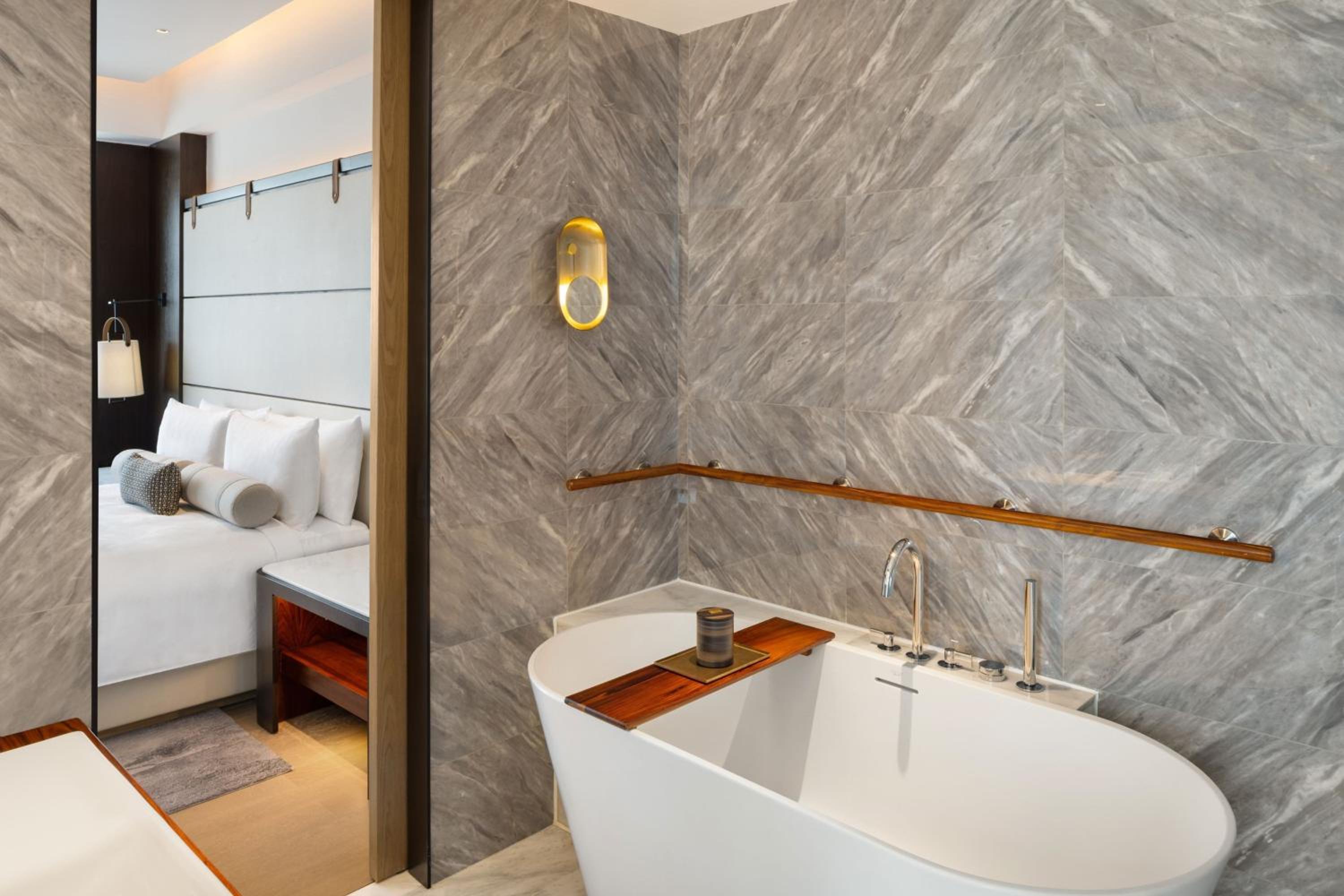 Standard King Room - Photo 6