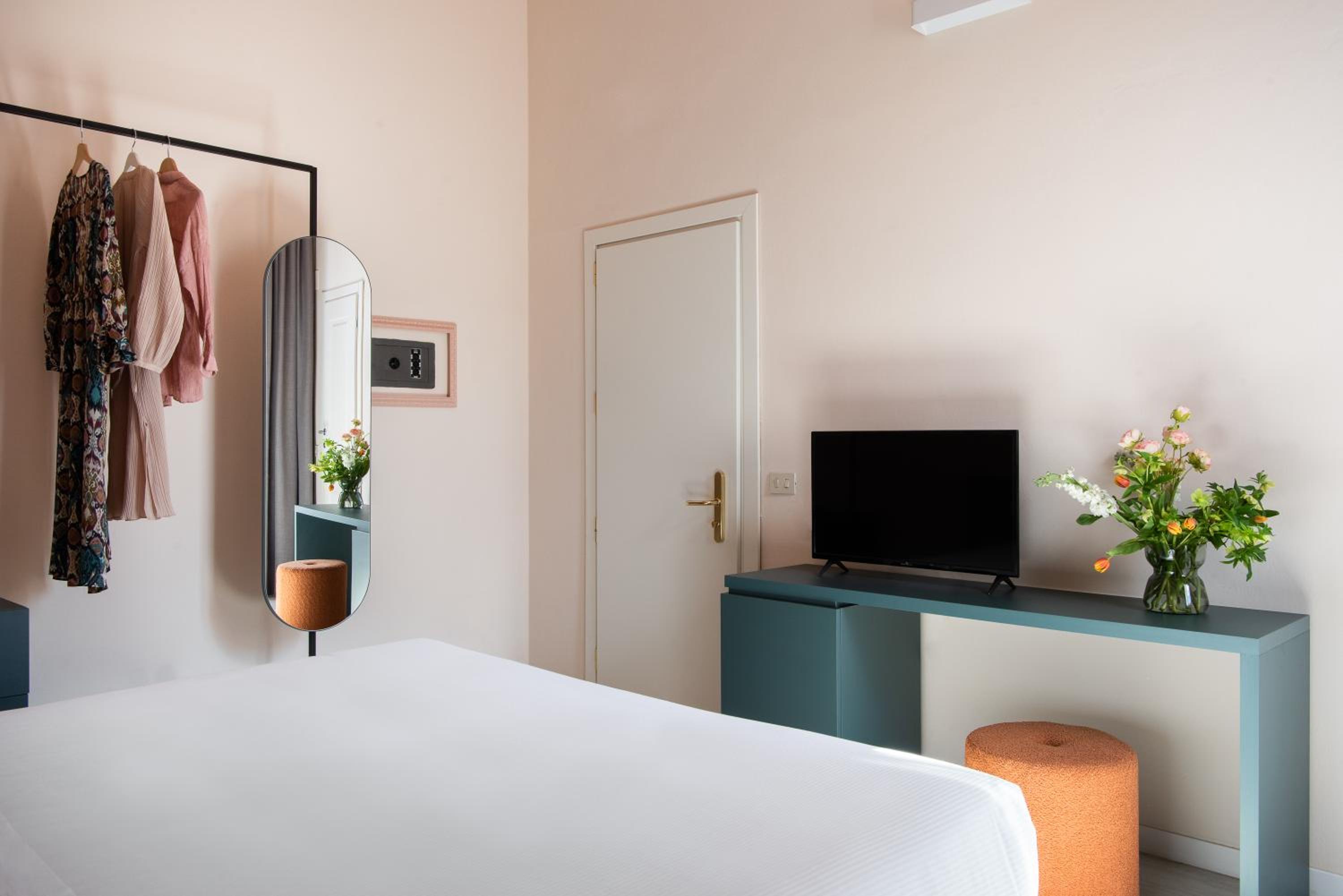 Double or Twin Room thumbnail 6