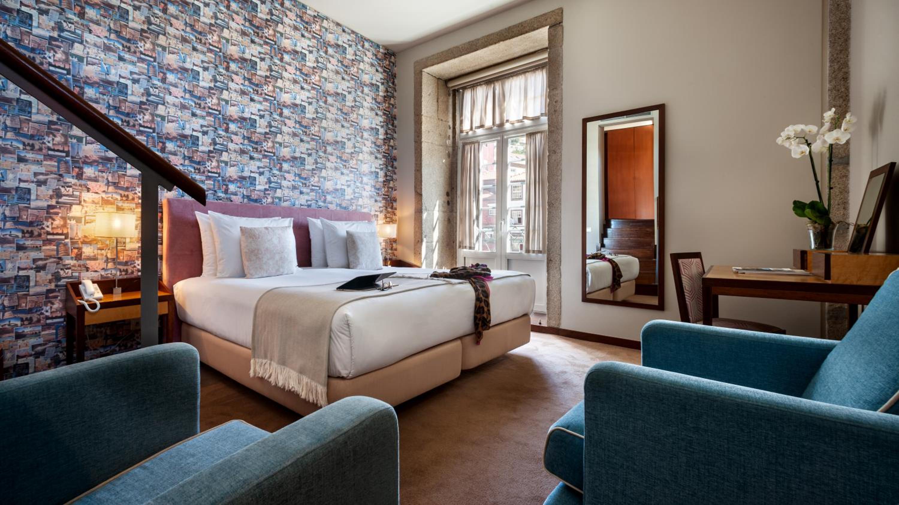Double or Twin Room with Plaza View - Photo 4