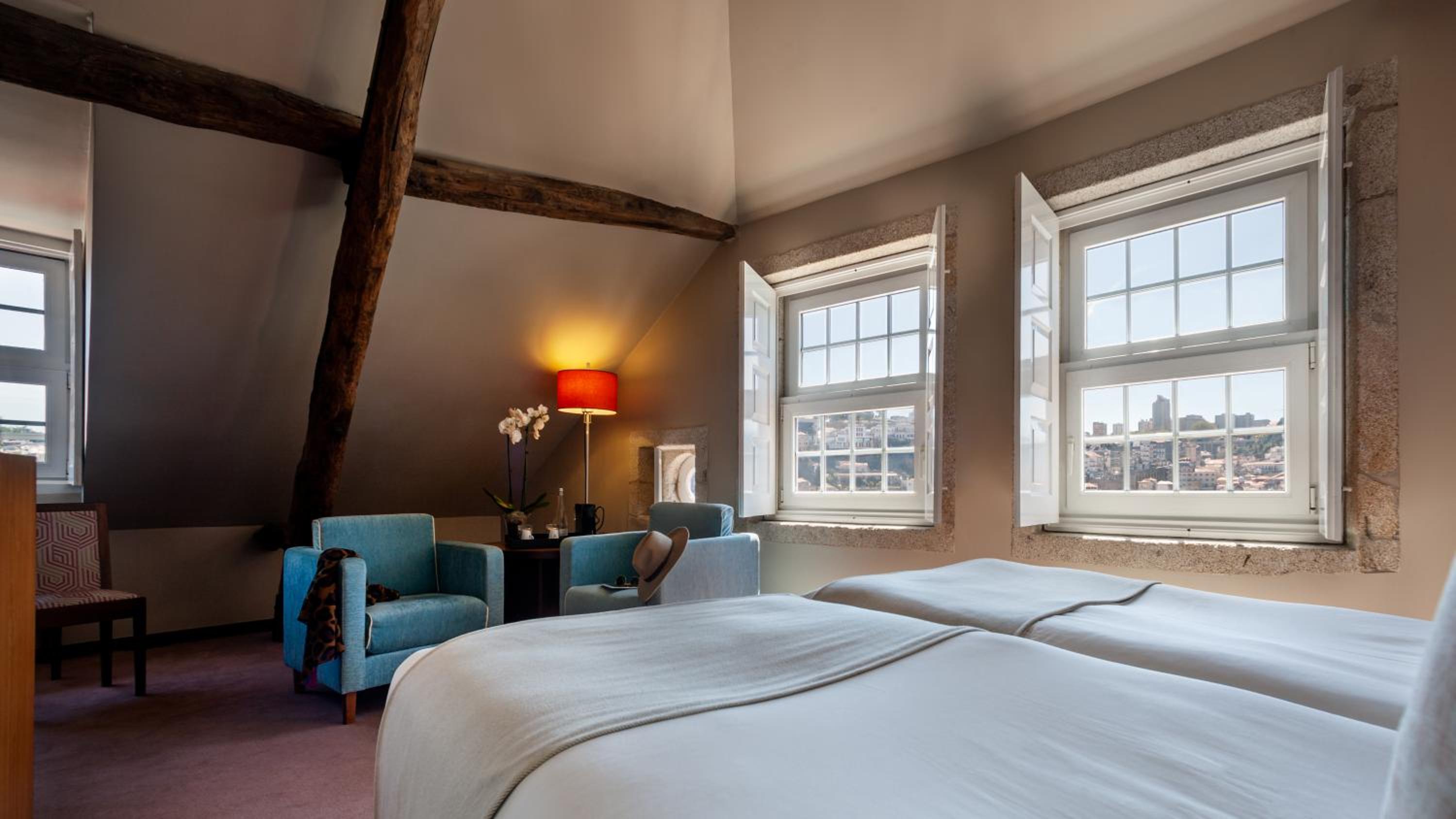 Double or Twin Room with Plaza View - Photo 2