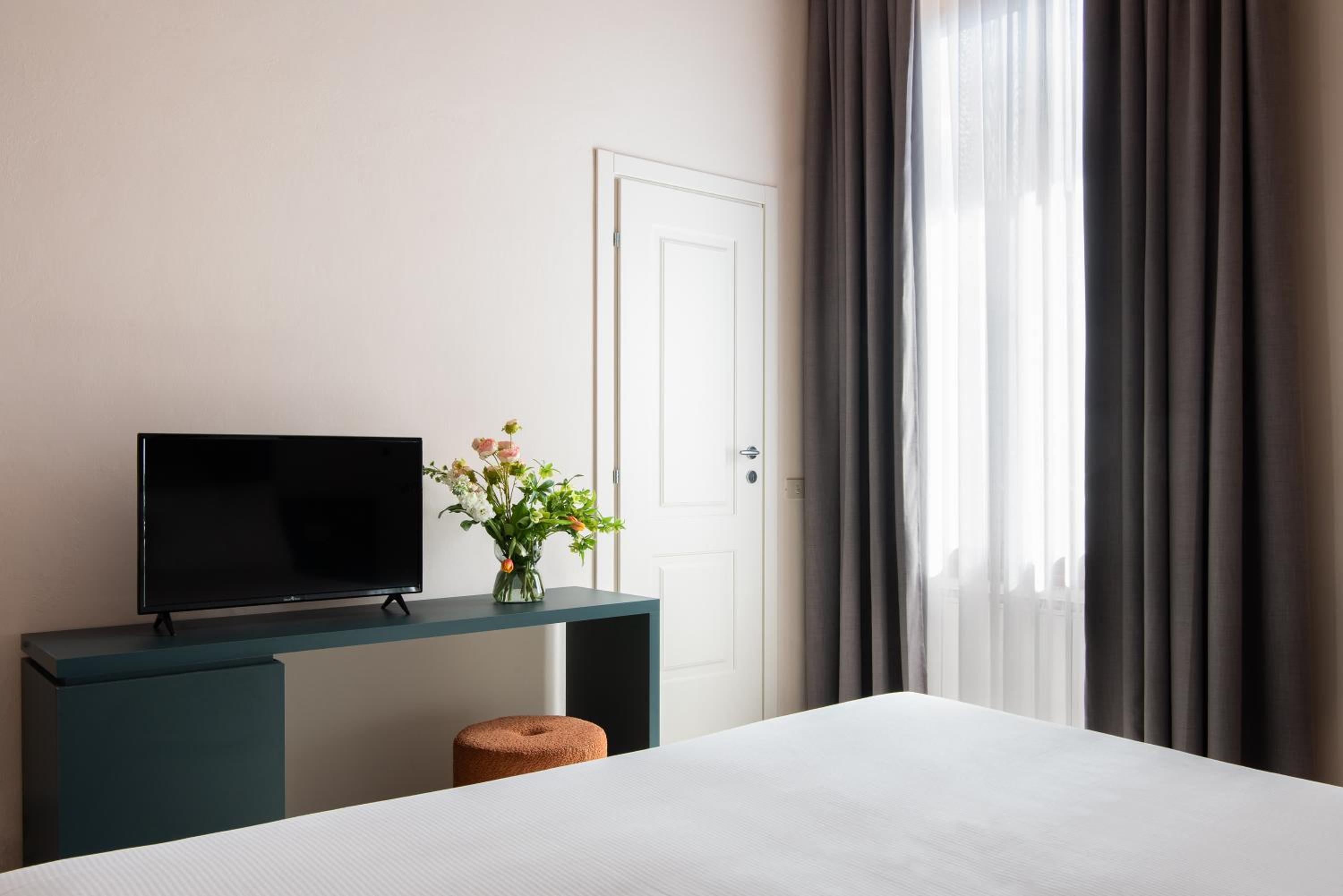 Triple Room thumbnail 6