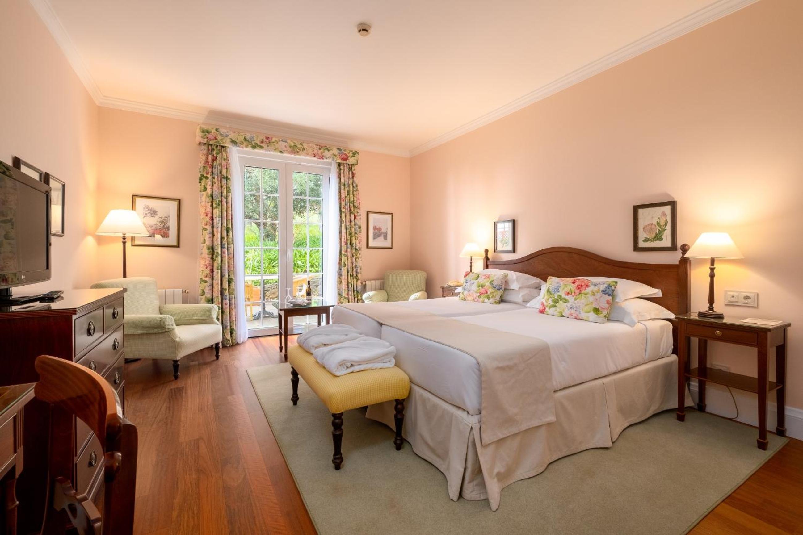 Double or Twin Room with Golf View - Photo 5