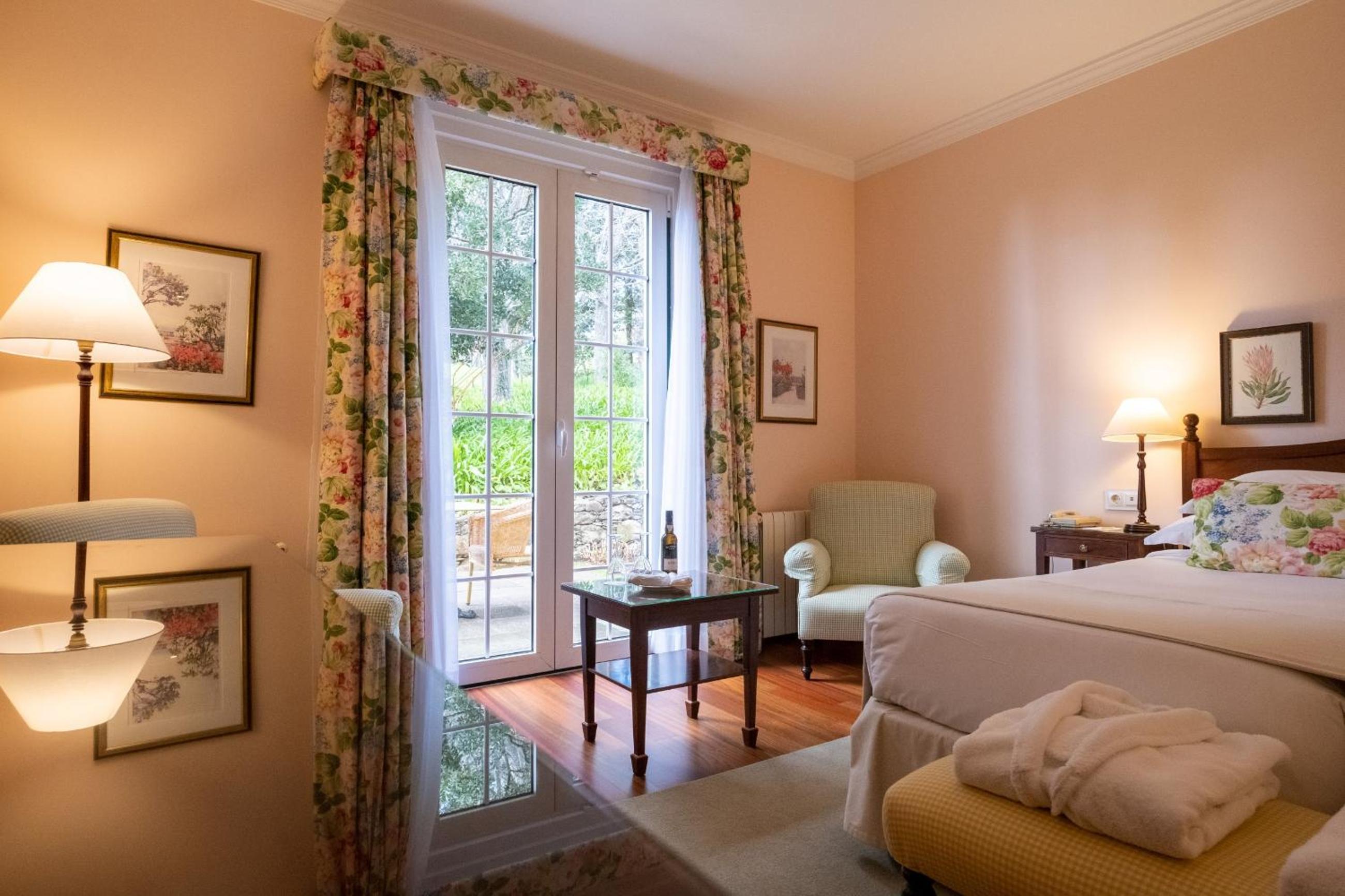 Double or Twin Room with Golf View - Photo 6