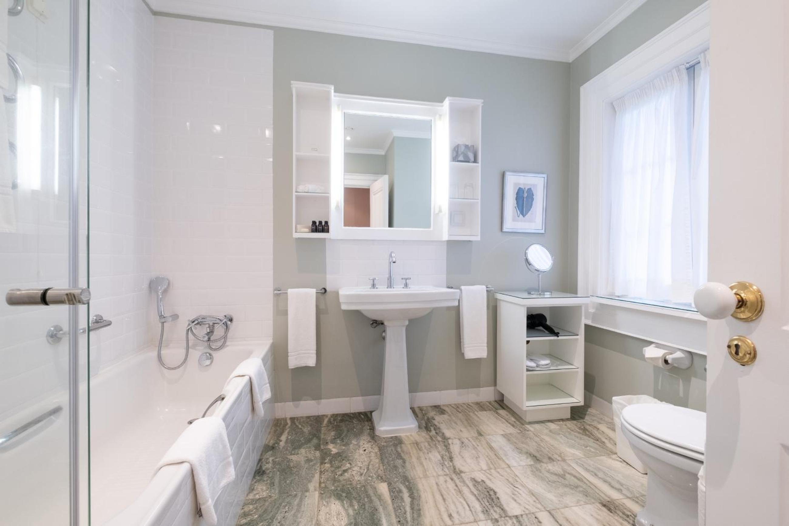 Double or Twin Room with Golf View - Photo 7