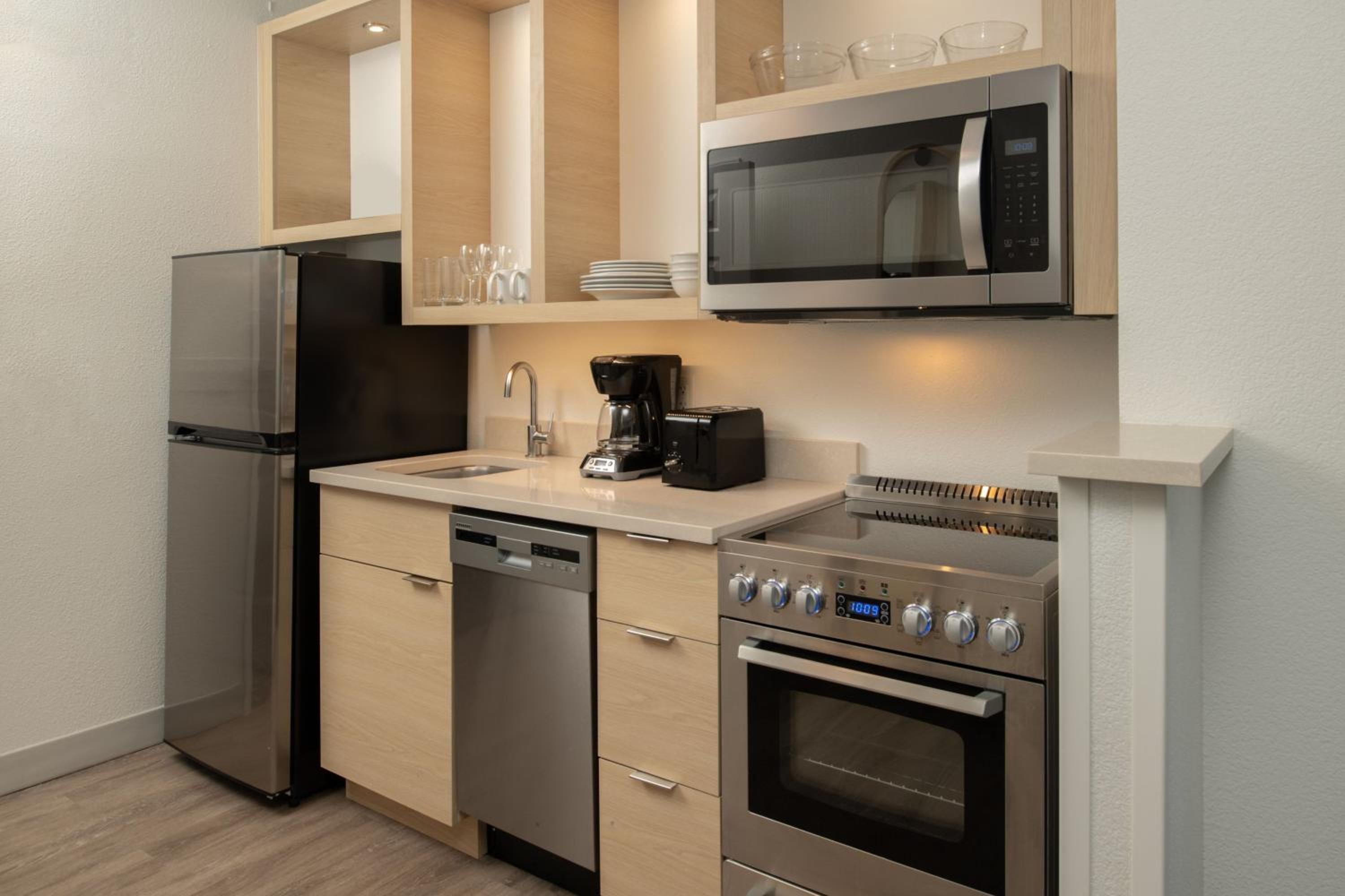 One-Bedroom Queen Suite - Photo 4
