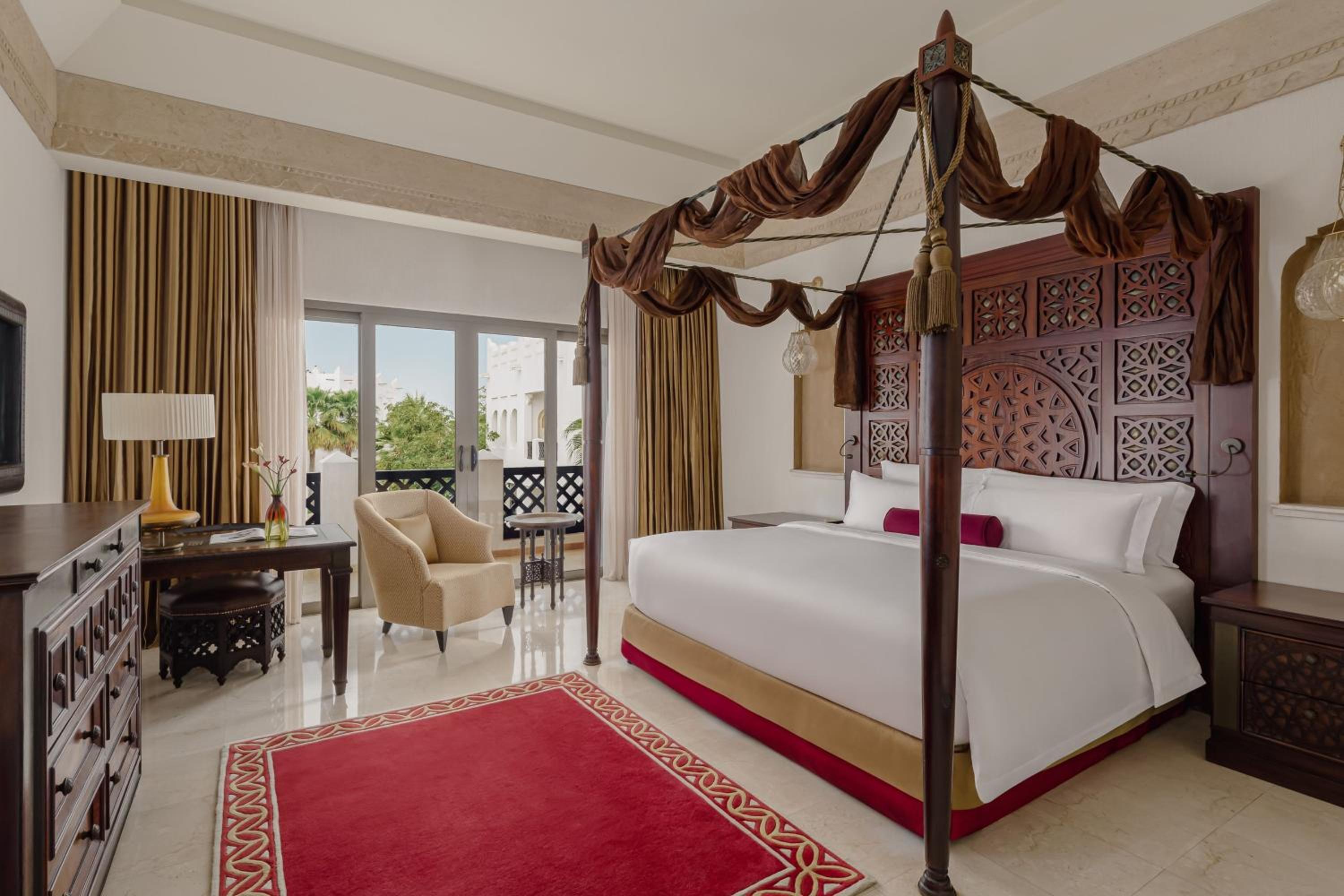 Deluxe Guest Room with One King Bed (Non Smoking) photo 1
