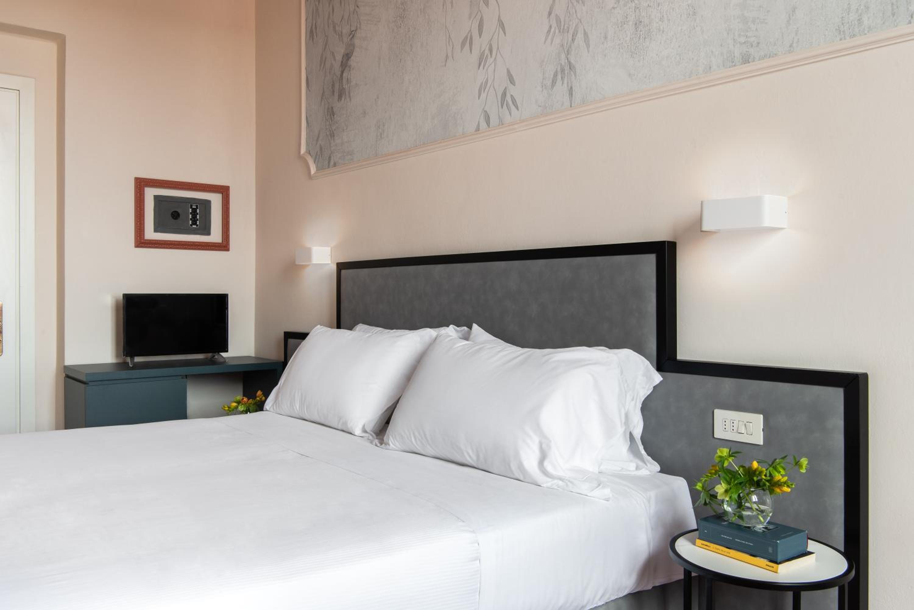 Economy Double Room thumbnail 5
