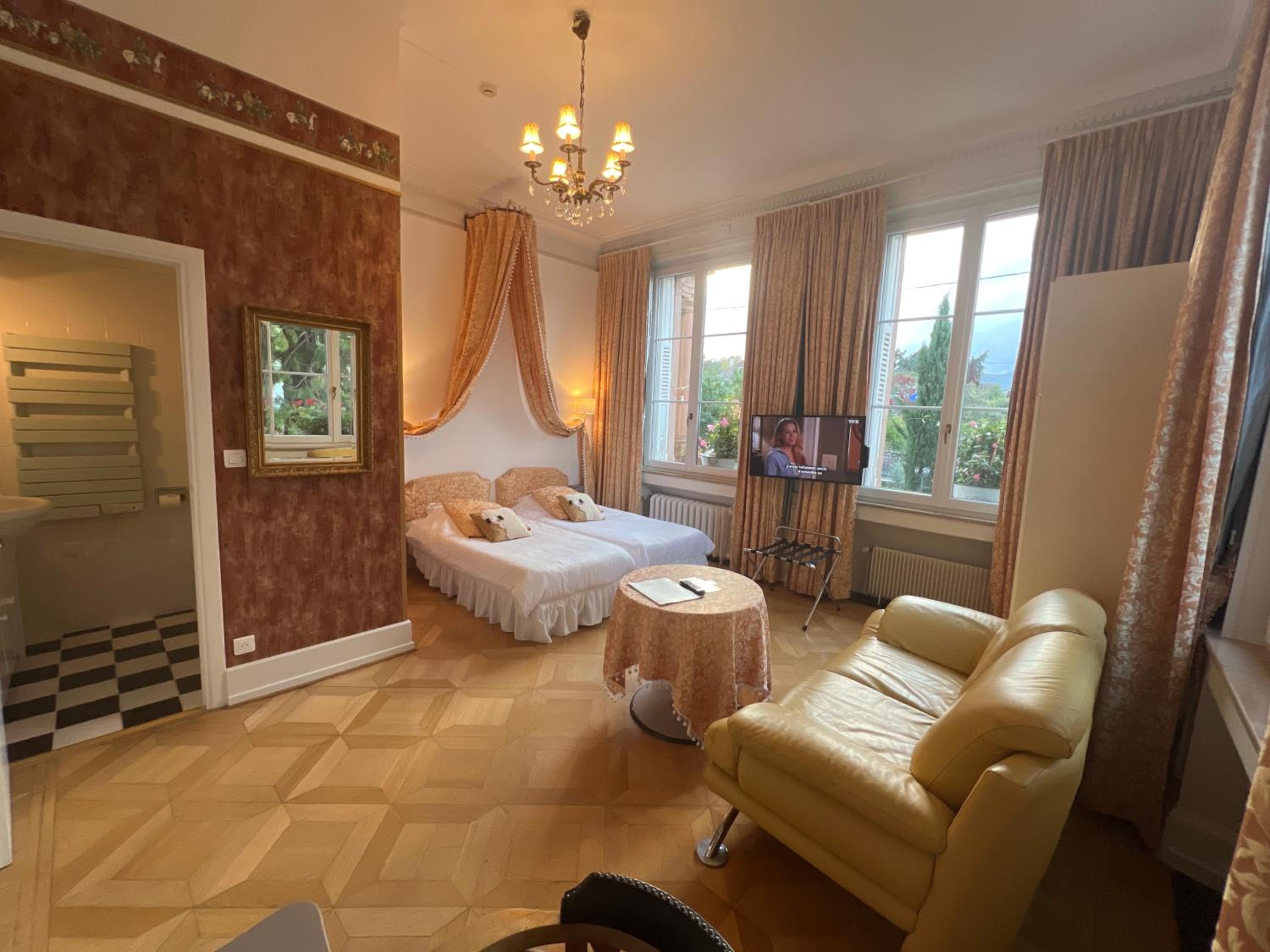 Superior Romantic Double or Twin Room - Photo 10