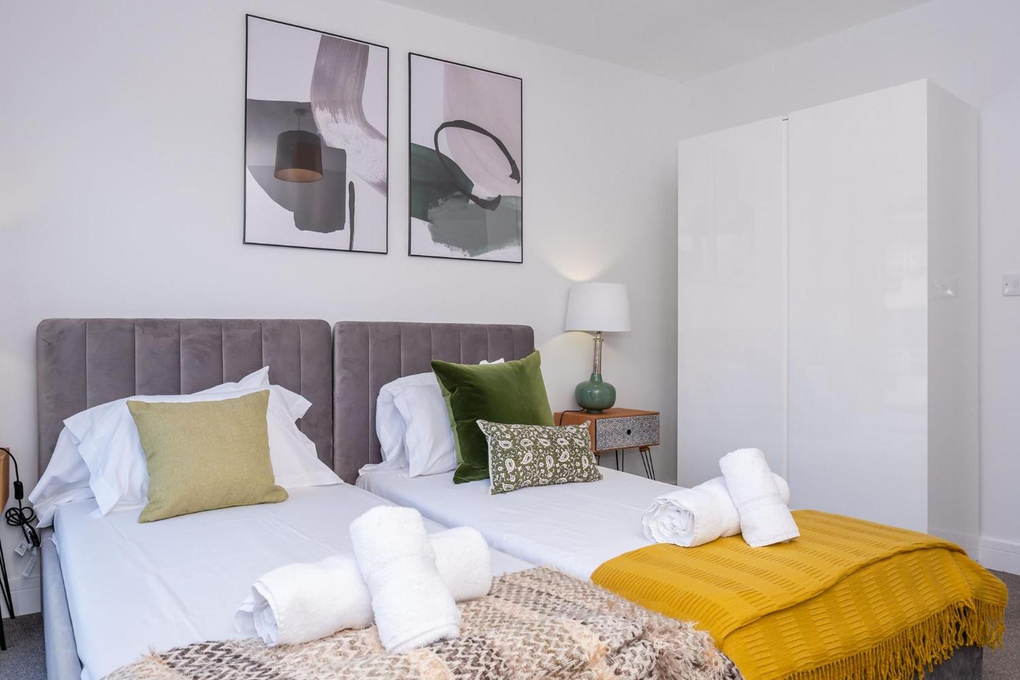 Two-Bedroom Apartment with Balcony and Sea View photo 2