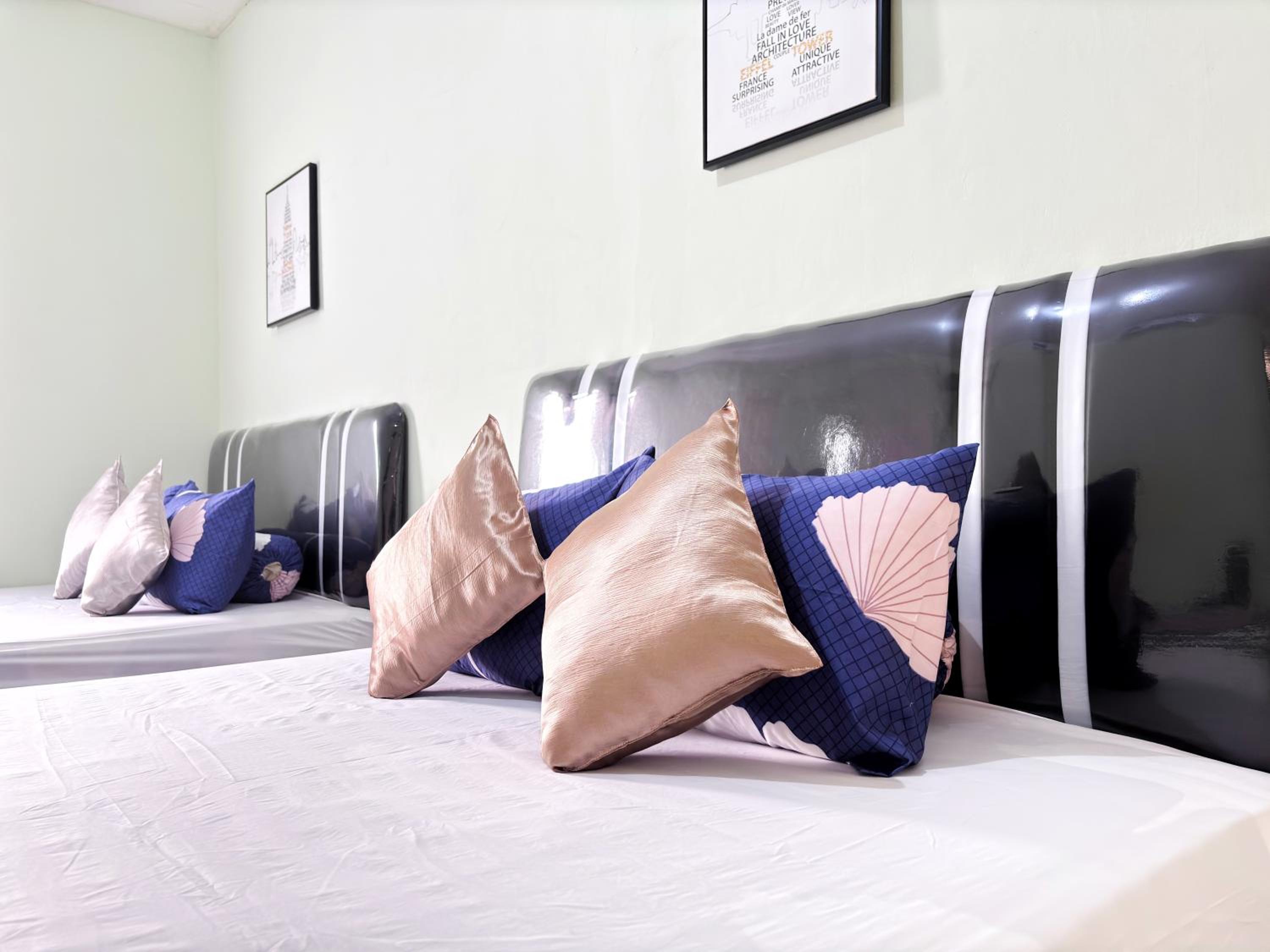 Standard Family Room - Photo 17