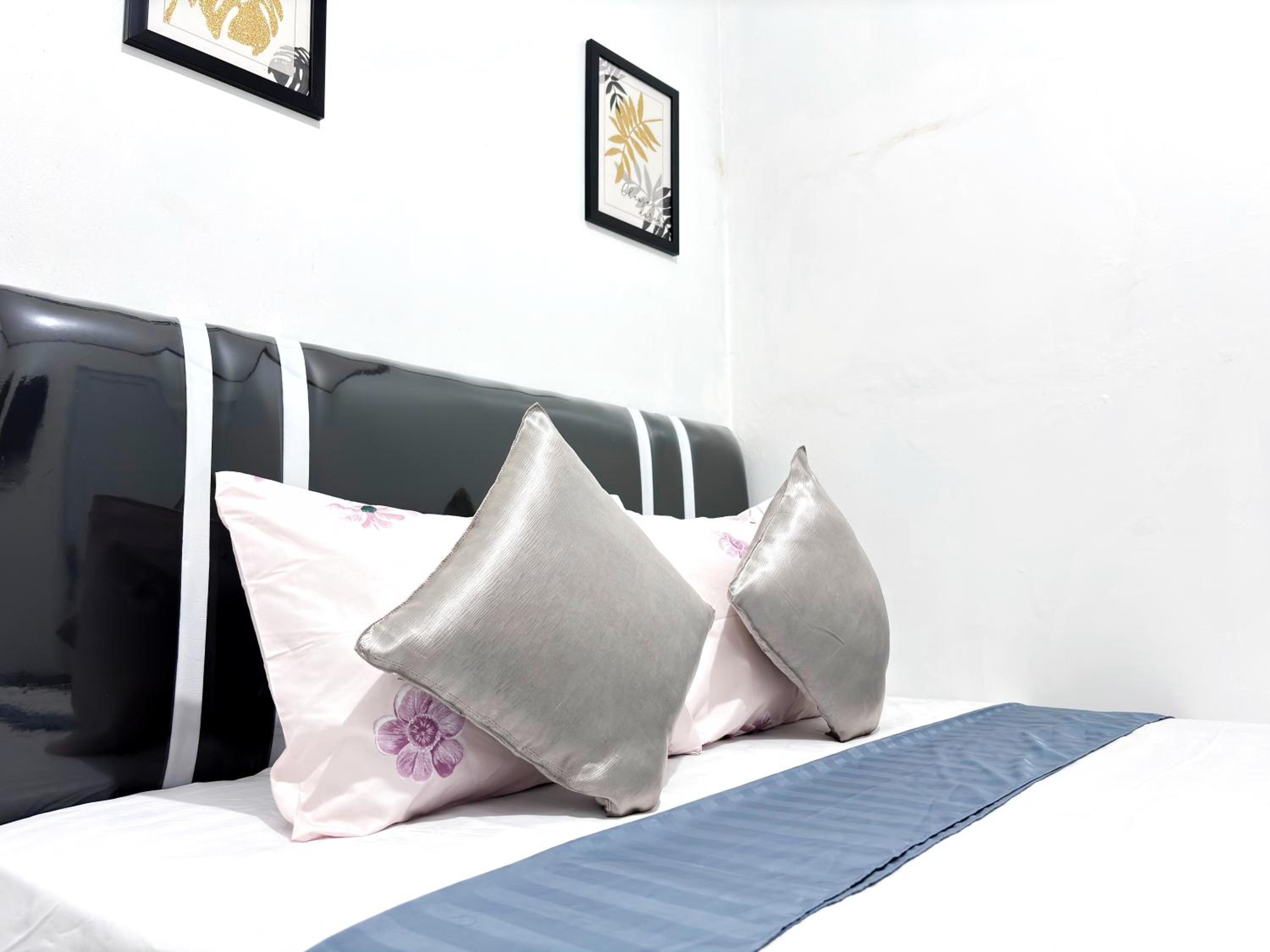 Deluxe Room - Photo 3