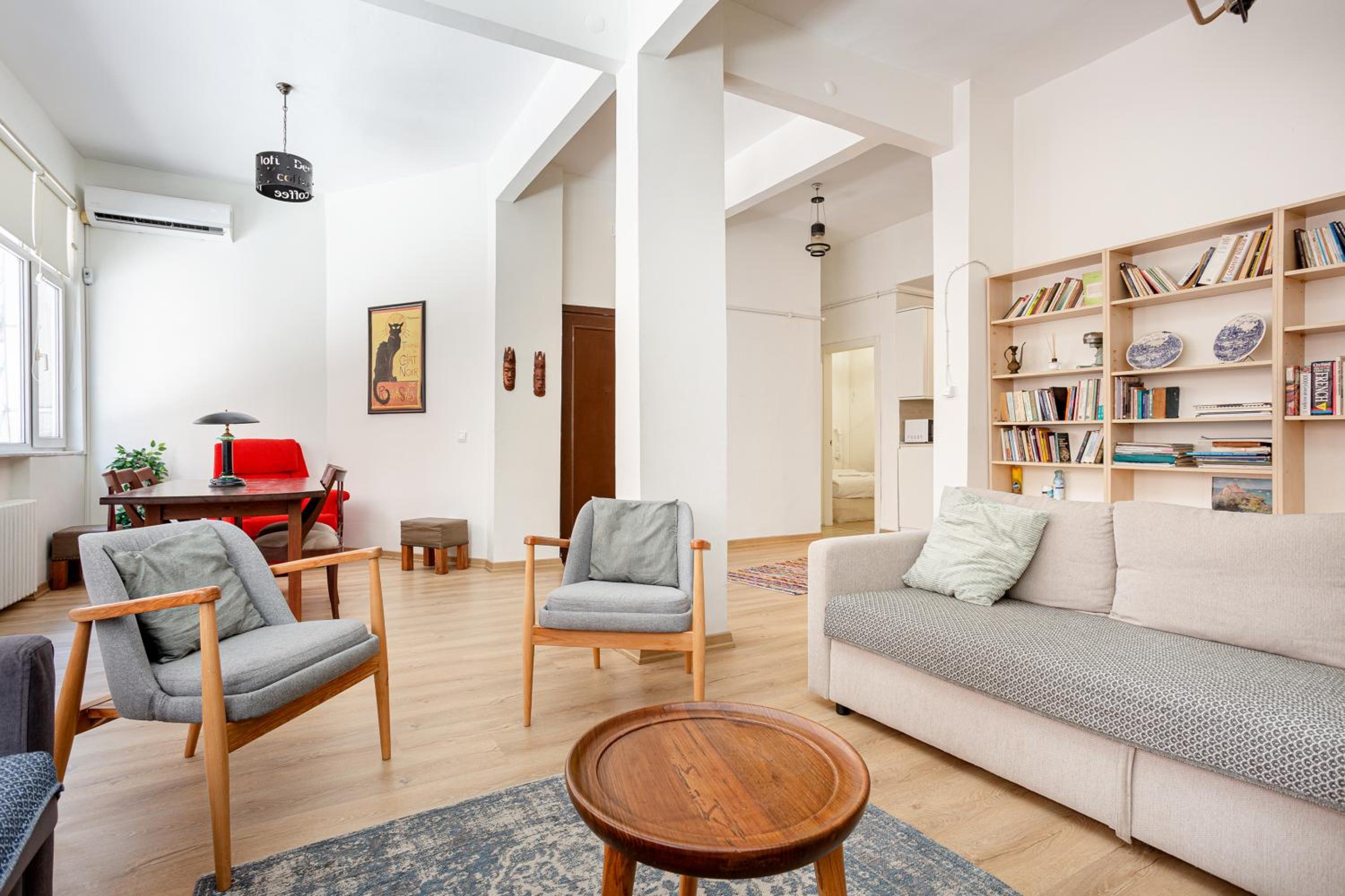 One-Bedroom Apartment photo 2