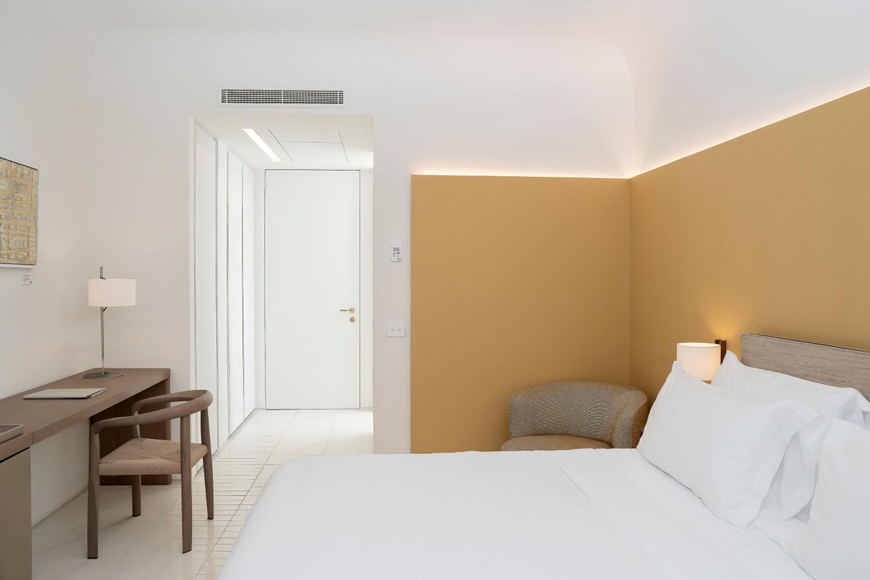 Standard Double Room thumbnail 5
