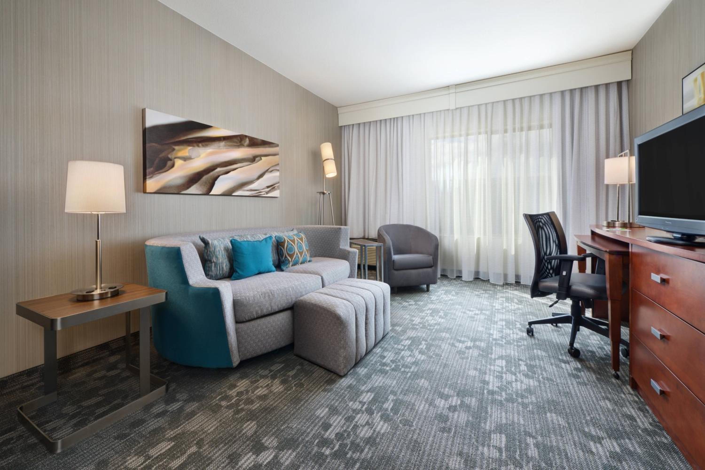 1 Bedroom Executive Suite, 1 King, Sofa bed - Photo 3