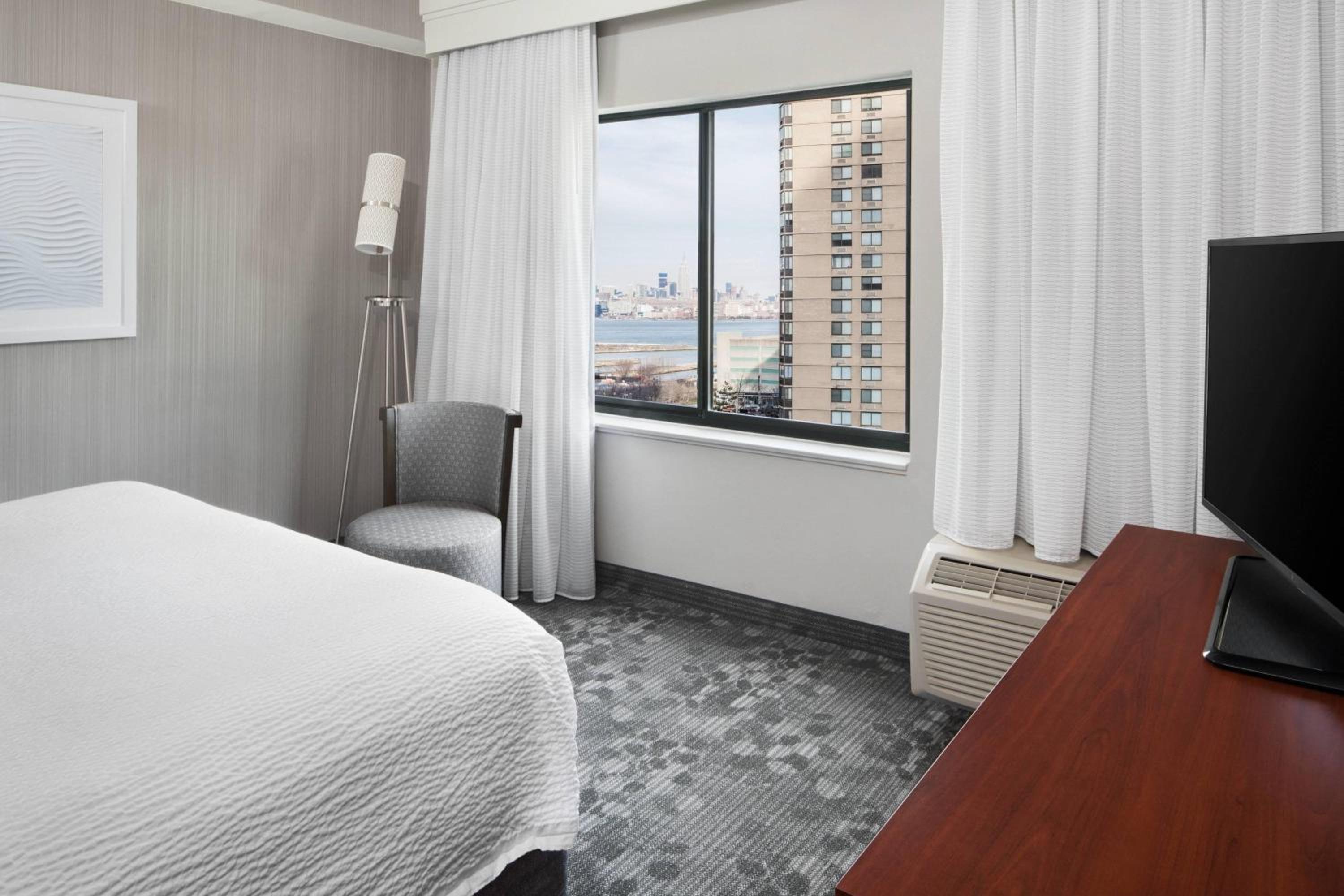 One-Bedroom King Suite with Sofa Bed photo 2