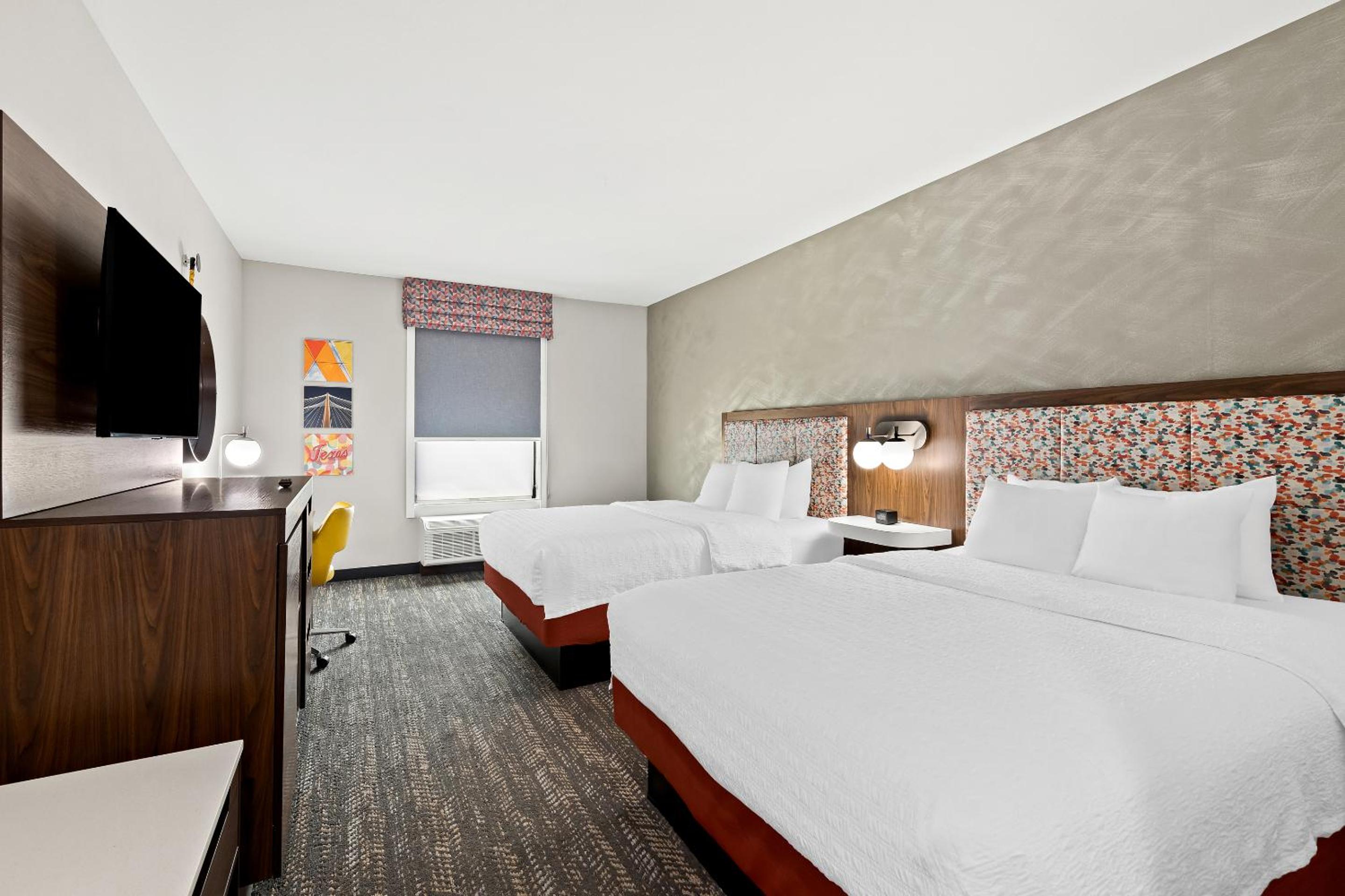 Queen Room with Two Queen Beds - Photo 3