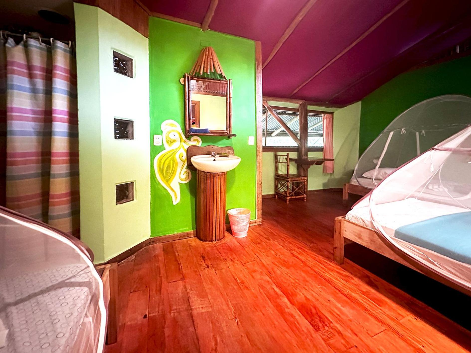 Dreibettzimmer mit eigenem Bad