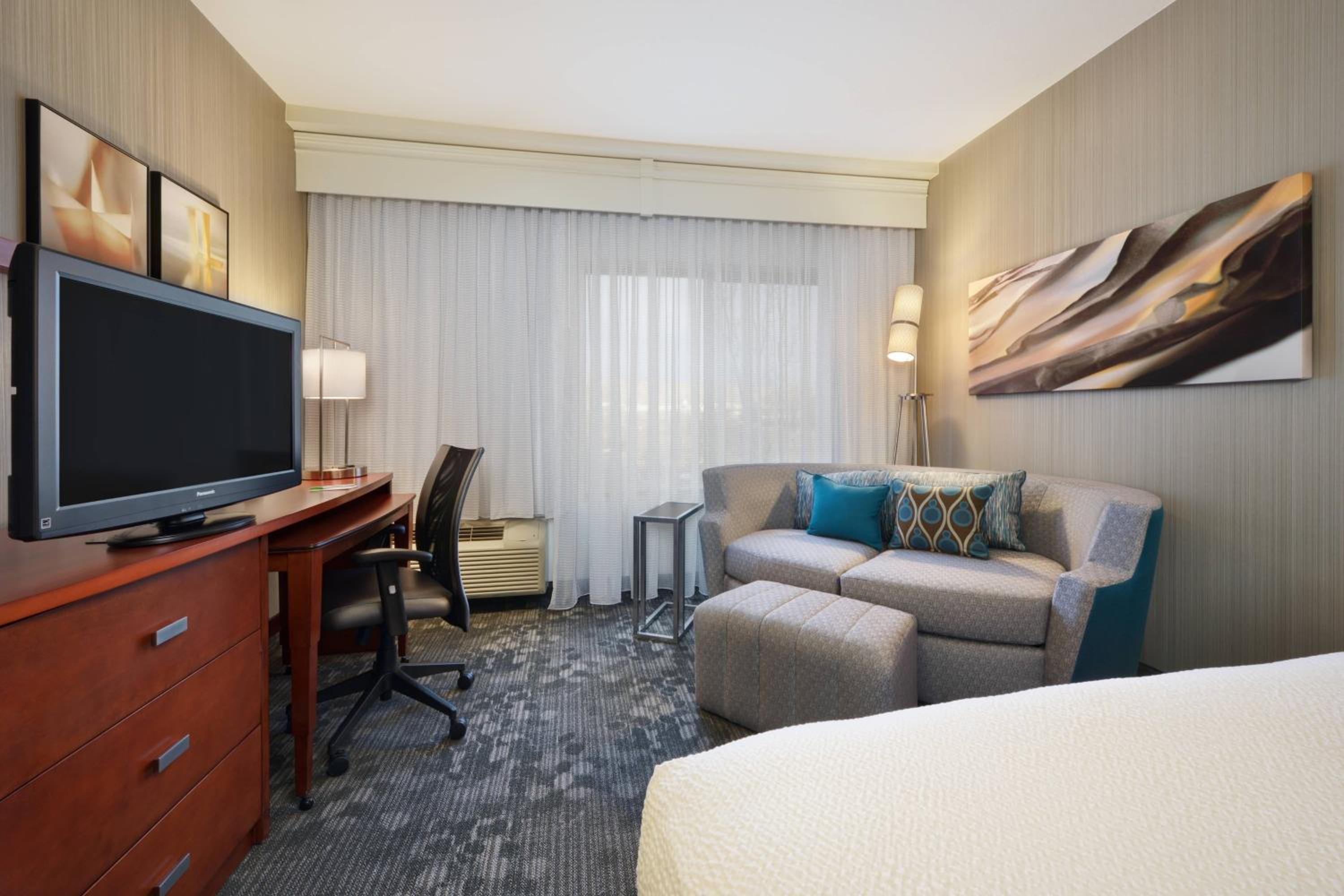 King Room with Sofa Bed - Non-Smoking - Photo 4
